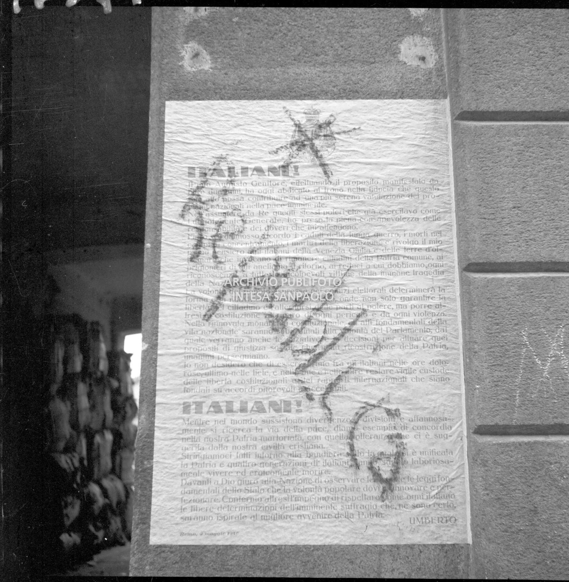 Manifesto di propaganda elettorale, datato 9 maggio, con un testo firmato da re Umberto II che chiama gli italiani alle urne in vista del referendum istituzionale "monarchia-repubblica", coperto dalla scritta "Repubblica".