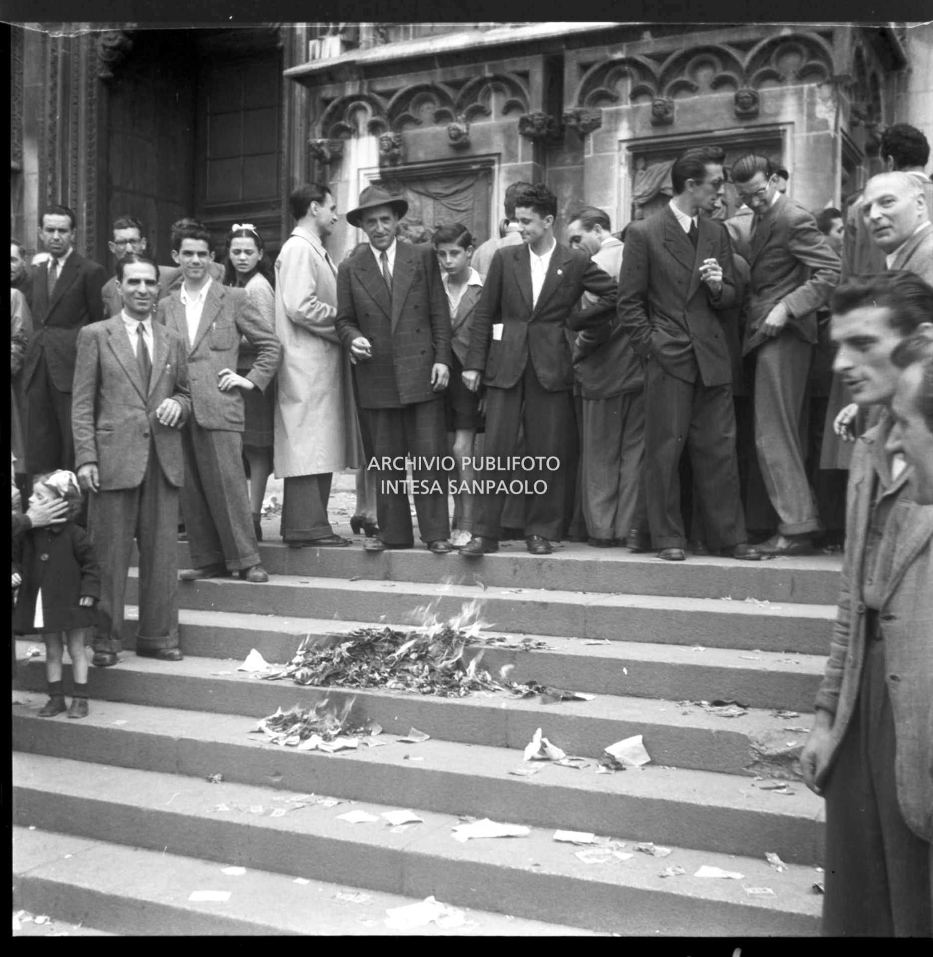 Manifestazione antimonarchica in piazza del Duomo per la visita di re Umberto II a Milano: vengono bruciati manifesti e volantini di propaganda monarchica