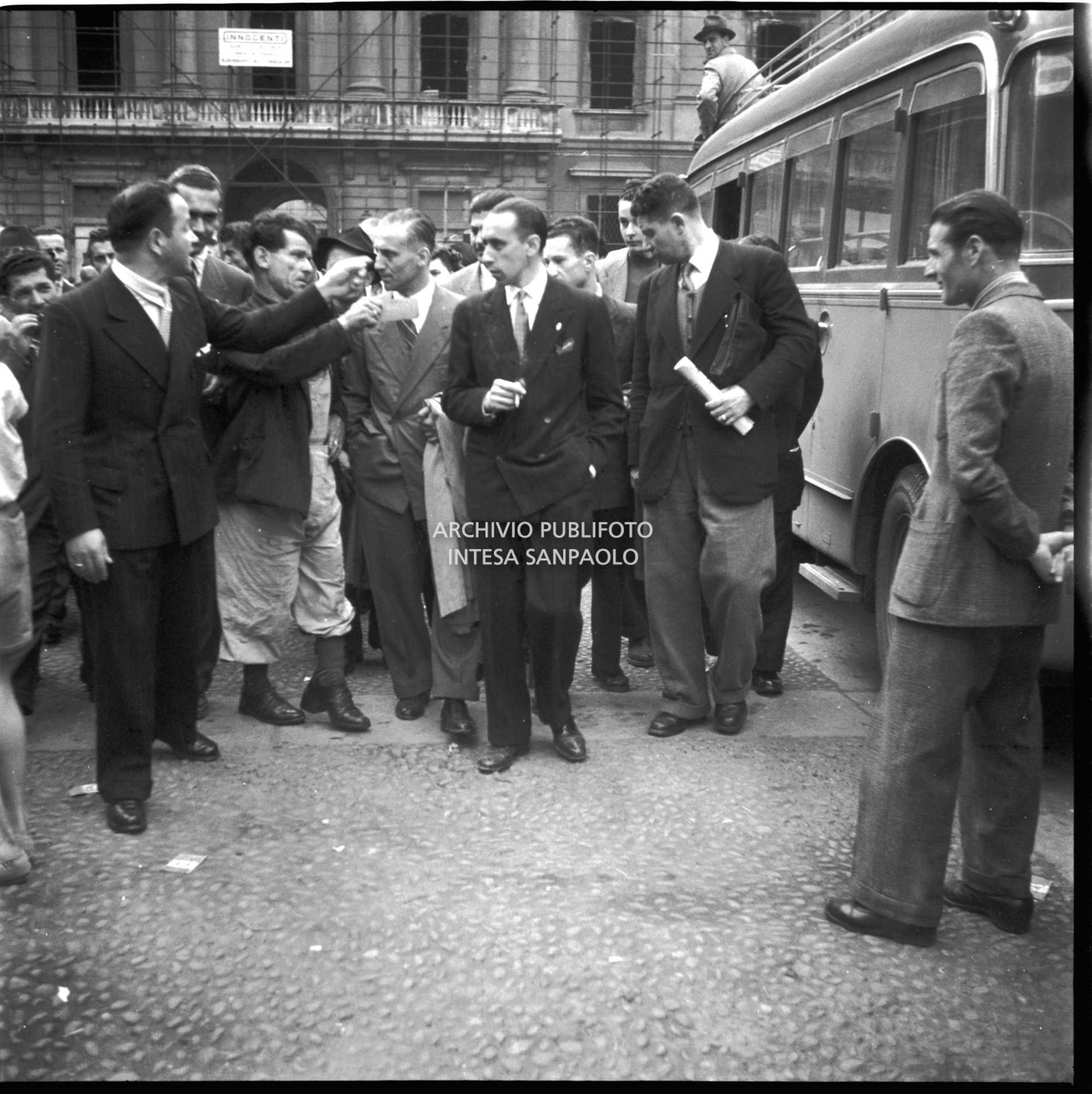 Tensione tra monarchici e antimonarchici piazza del Duomo per la visita di re Umberto II a Milano