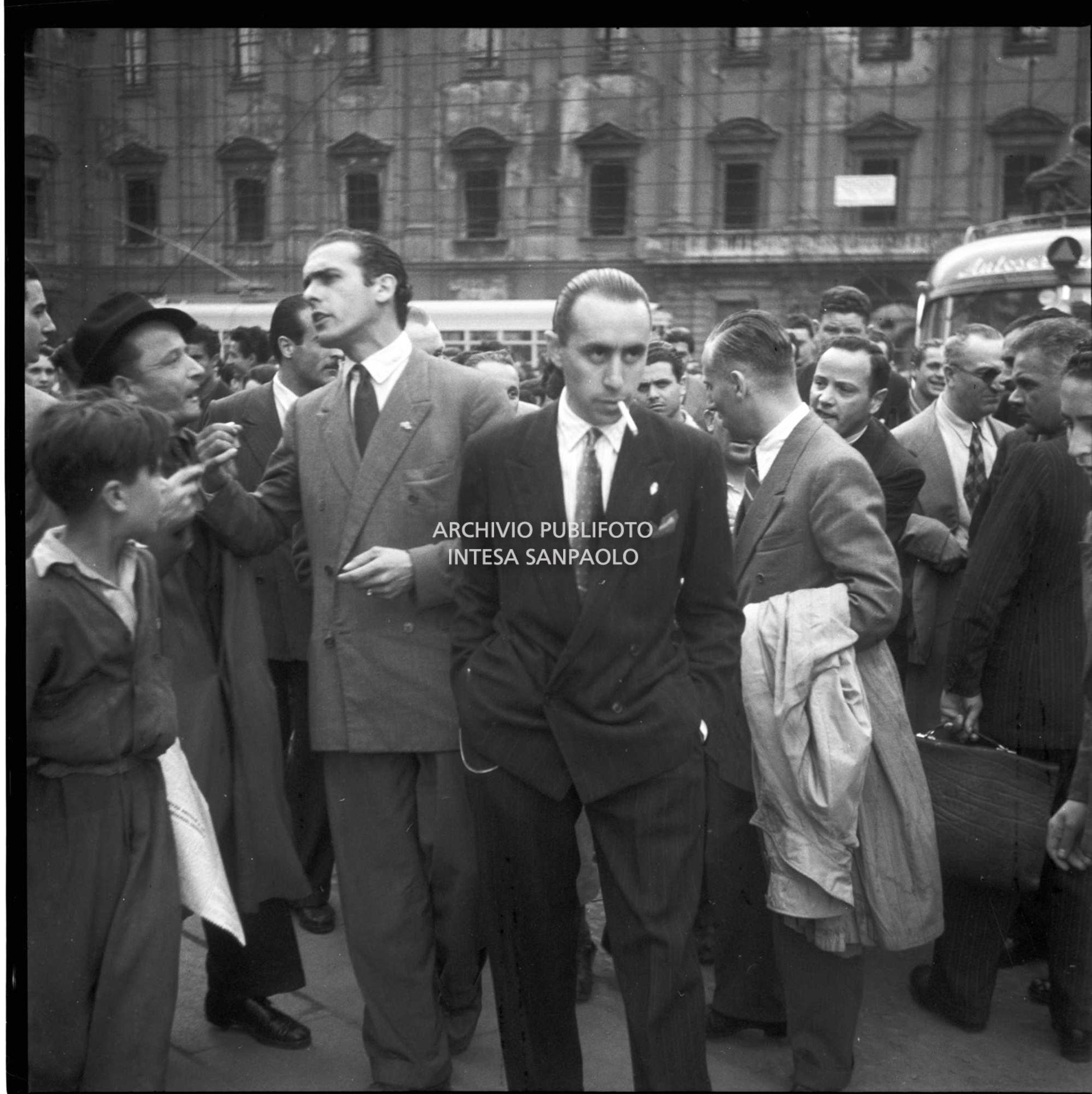 Tensione tra monarchici e antimonarchici in piazza del Duomo per la visita di re Umberto II a Milano
