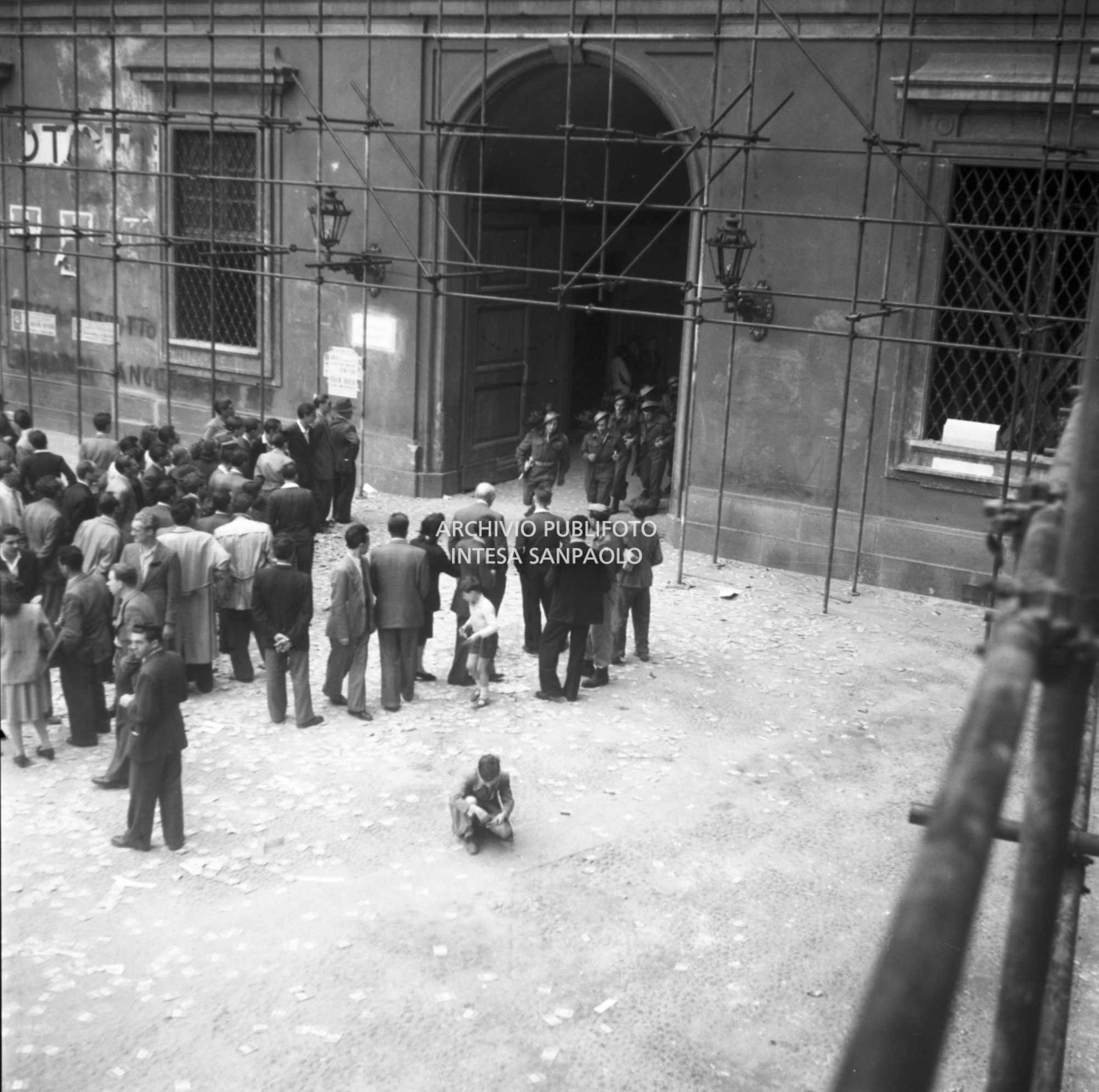 Palazzo reale presidiato da forze dell'ordine per la manifestazione antimonarchica in piazza del Duomo per la visita di re Umberto II a Milano