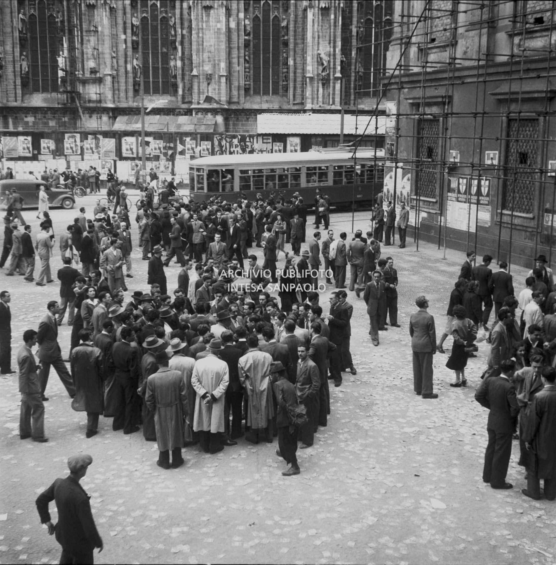 Monarchici e antimonarchici accorsi in piazza del Duomo per la visita di re Umberto II a Milano