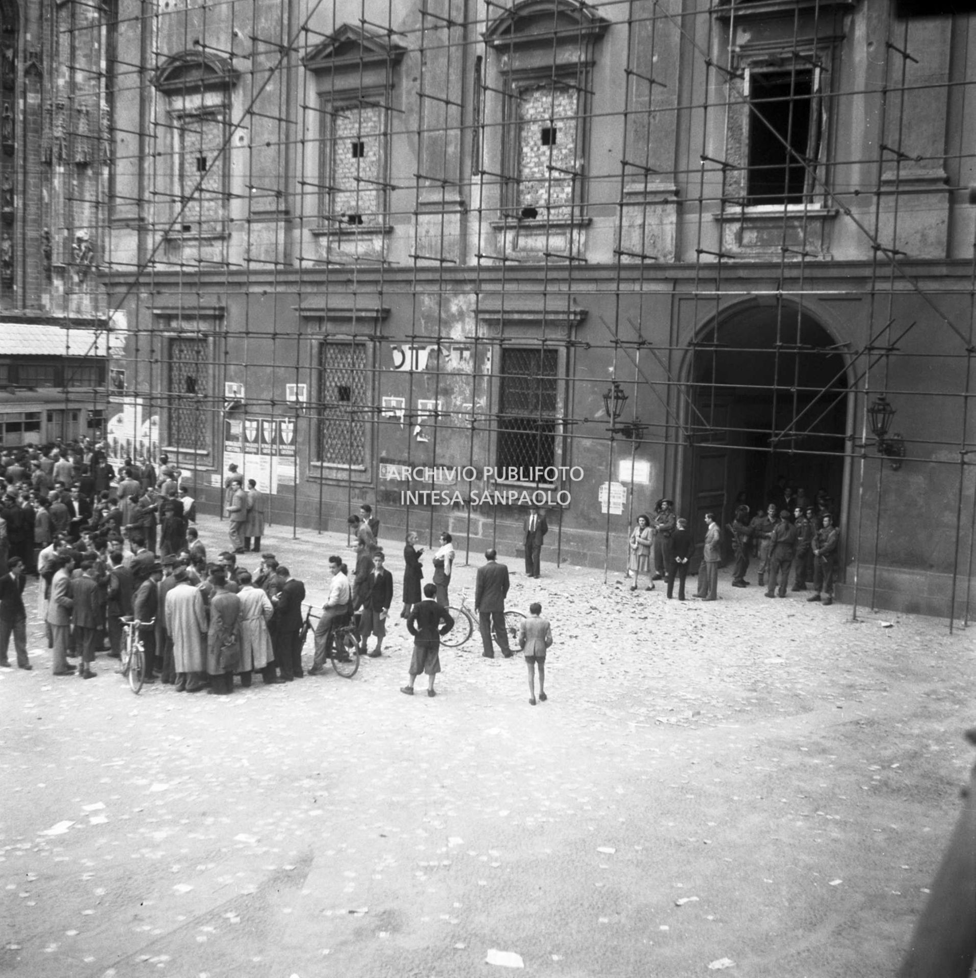 Palazzo reale presidiato da forze dell'ordine per la manifestazione antimonarchica in piazza del Duomo per la visita di re Umberto II a Milano