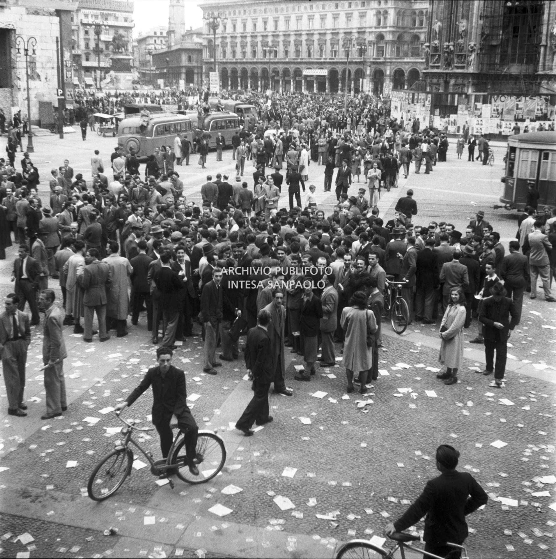 Manifestazione antimonarchica in piazza del Duomo per la visita di re Umberto II a Milano: a terra manifesti e volantini di propaganda monarchica bruciati