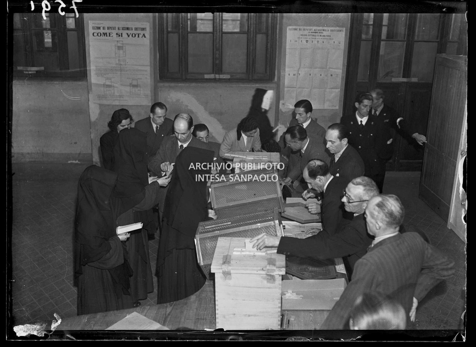 Suore al voto a Milano per il referendum istituzionale "monarchia-repubblica" e per eleggere l'Assemblea Costituente