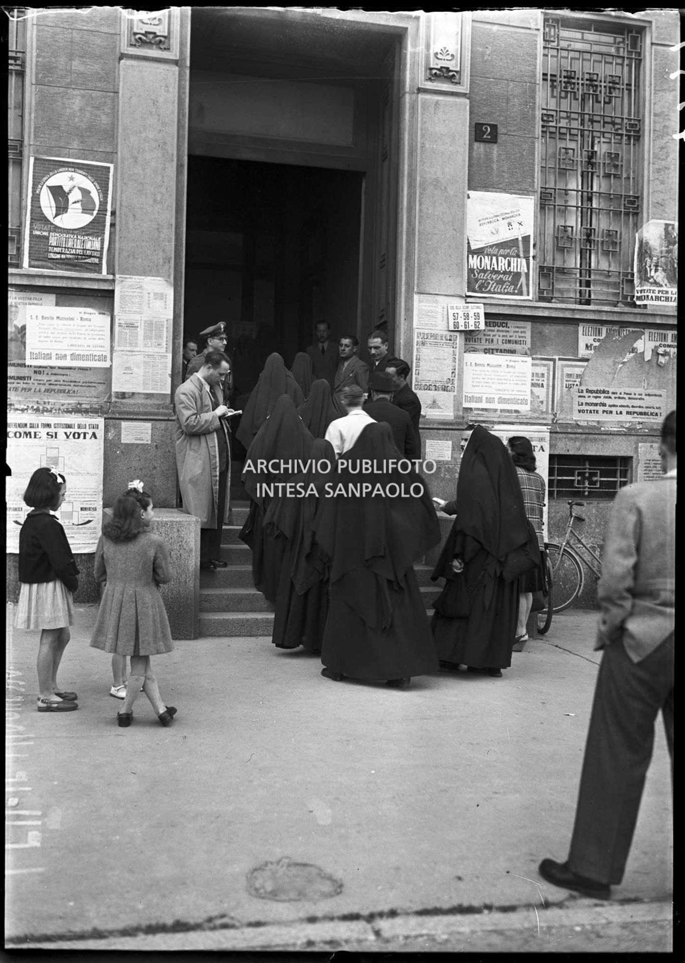 Fila di suore all'esterno del seggio elettorale dei Bastioni di Porta Nuova a Milano per votare al referendum istituzionale "monarchia-repubblica" e per eleggere i deputati dell'Assemblea costituente