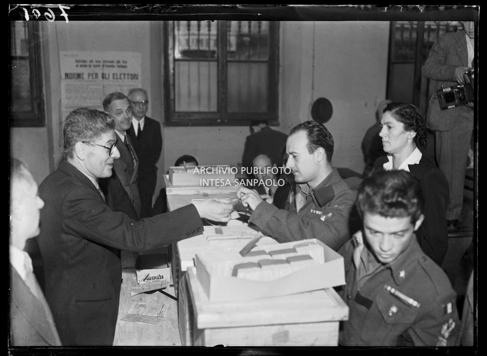 Militari e donne al voto, in una sezione elettorale a Milano, per il referendum istituzionale "monarchia-repubblica" e per eleggere i deputati dell'Assemblea costituente