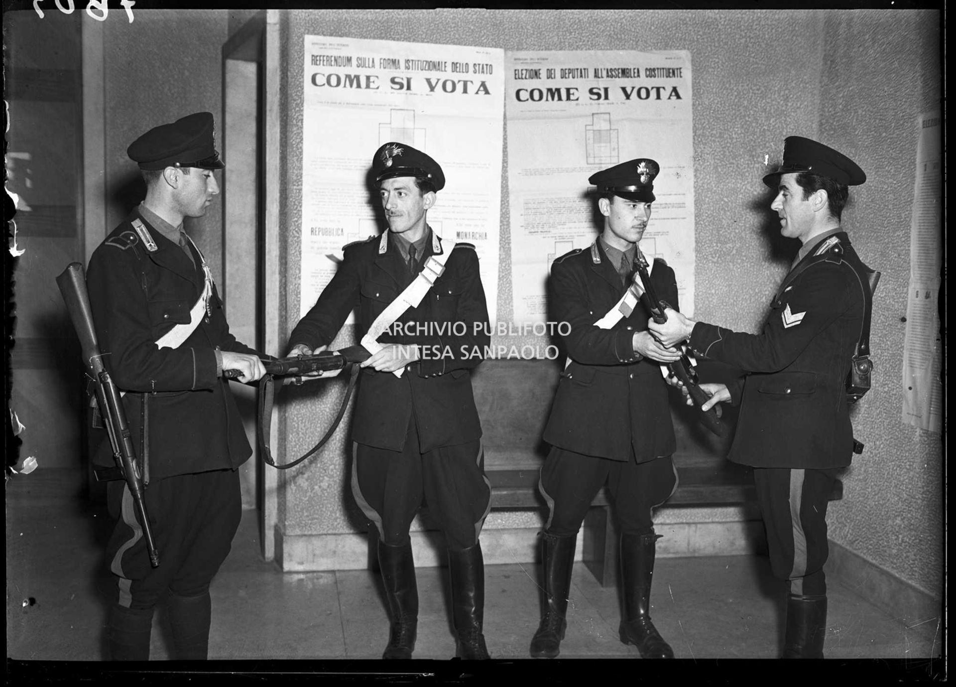Carabinieri in una sezione elettorale a Milano per vigilare sulla giornata elettorale del 2 giugno
