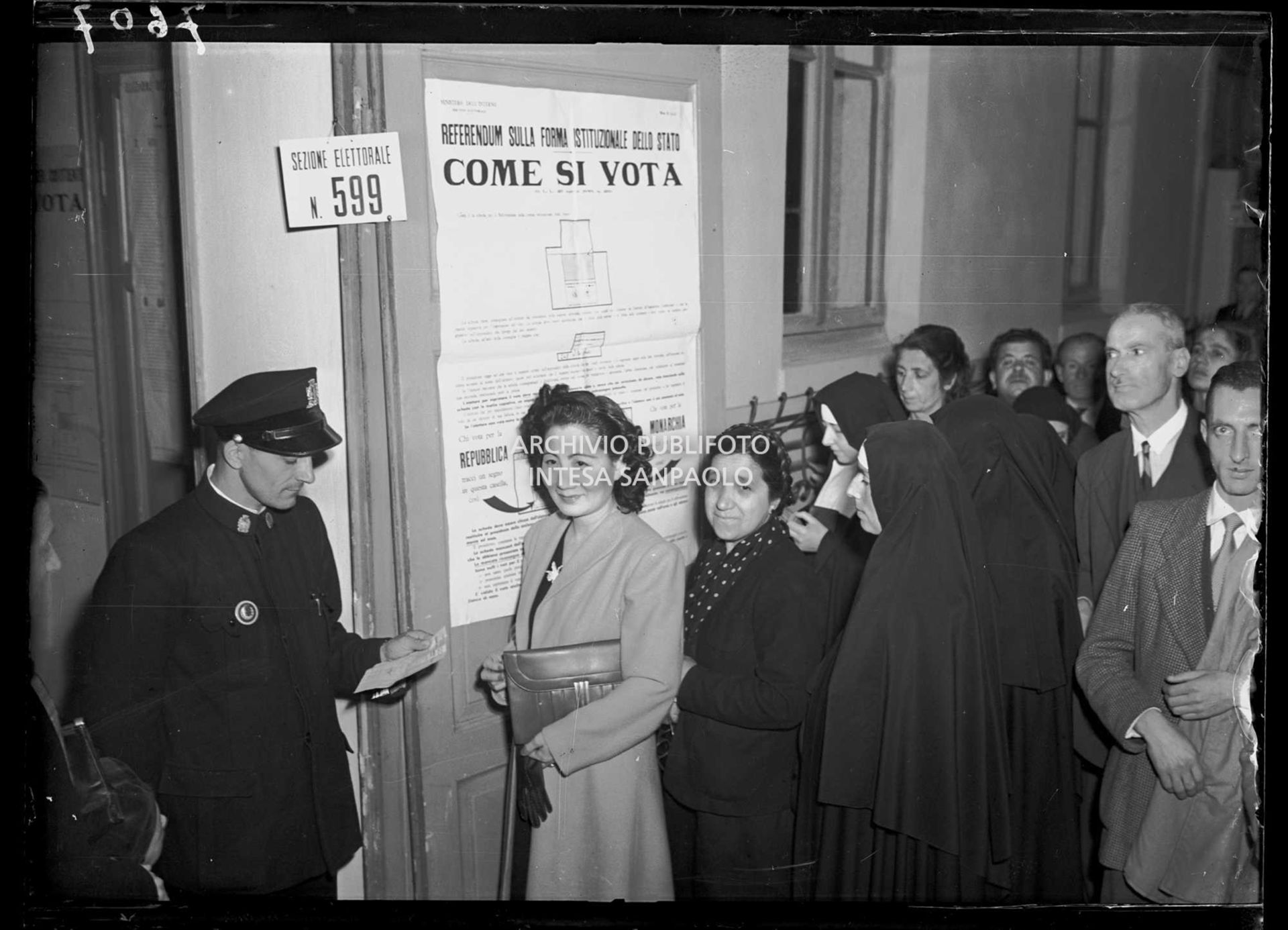 La soprano giapponese Atsuko Ito e altre donne e uomini in fila per votare al referendum istituzionale "monarchia-repubblica" e per eleggere l'Assemblea Costituente alla sezione elettorale n. 599 del seggio in viale Romagna a Milano