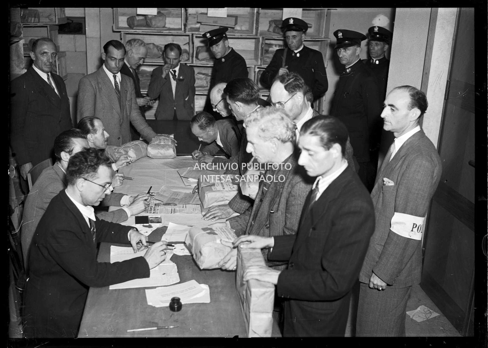 Consegna delle schede suggellate presso l'ufficio preposto presso Palazzo di Giustizia a Milano
