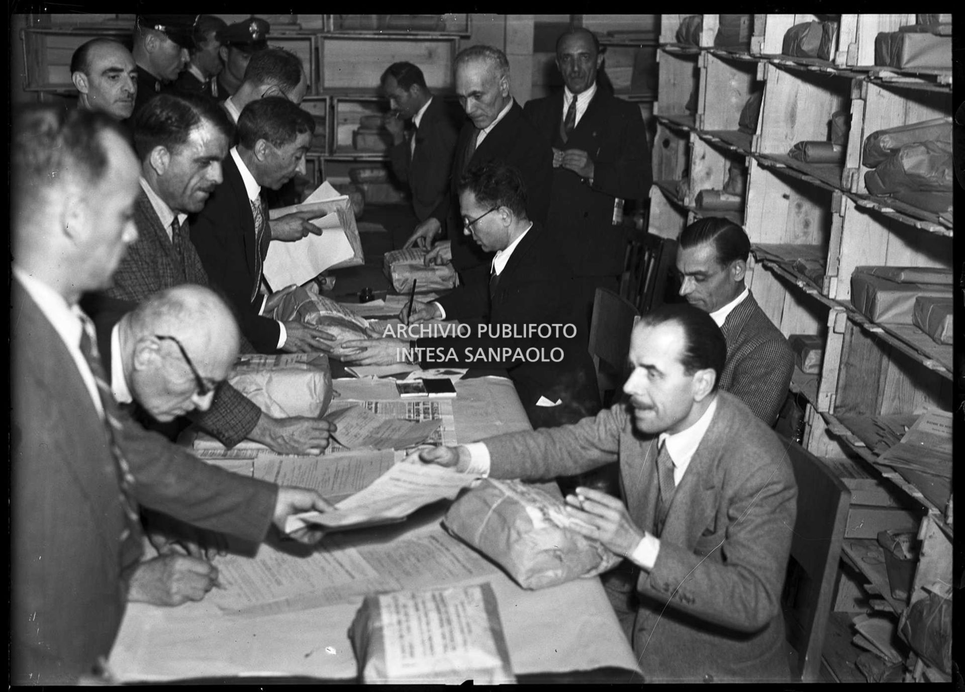 Consegna delle schede suggellate presso l'ufficio preposto presso Palazzo di Giustizia a Milano