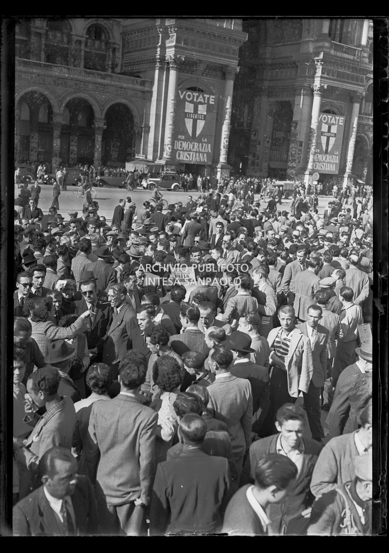 Folla di persone, alcune con i quotidiani in mano che annunciano la vittoria della Repubblica all'indomani del referendum, in piazza del Duomo a Milano