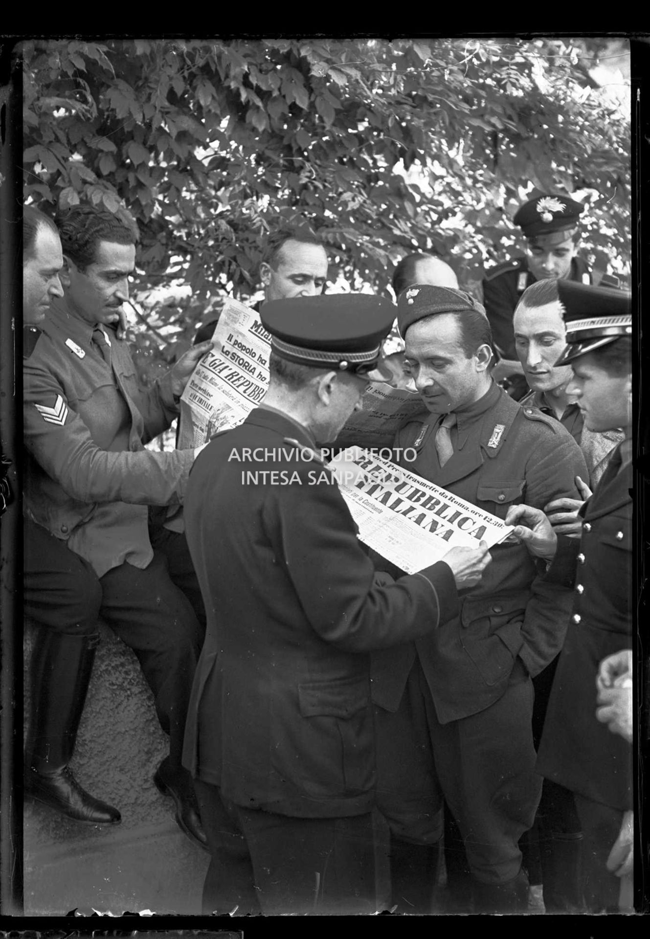 Militari leggono i quotidiani che annunciano la vittoria della Repubblica all'indomani del referendum