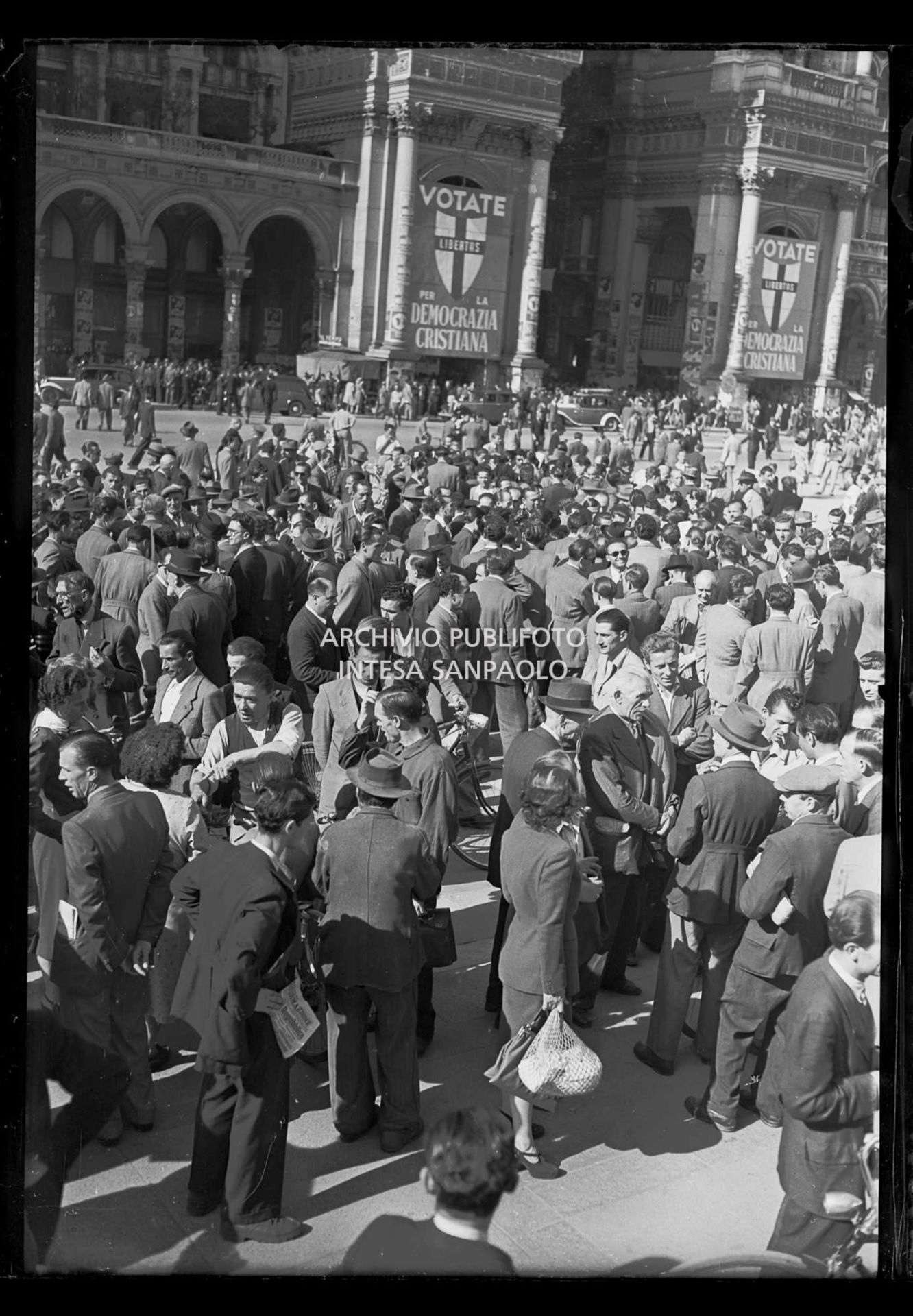Folla di persone in piazza del Duomo a Milano accorsa alla notizia della vittoria della Repubblica all'indomani del referendum