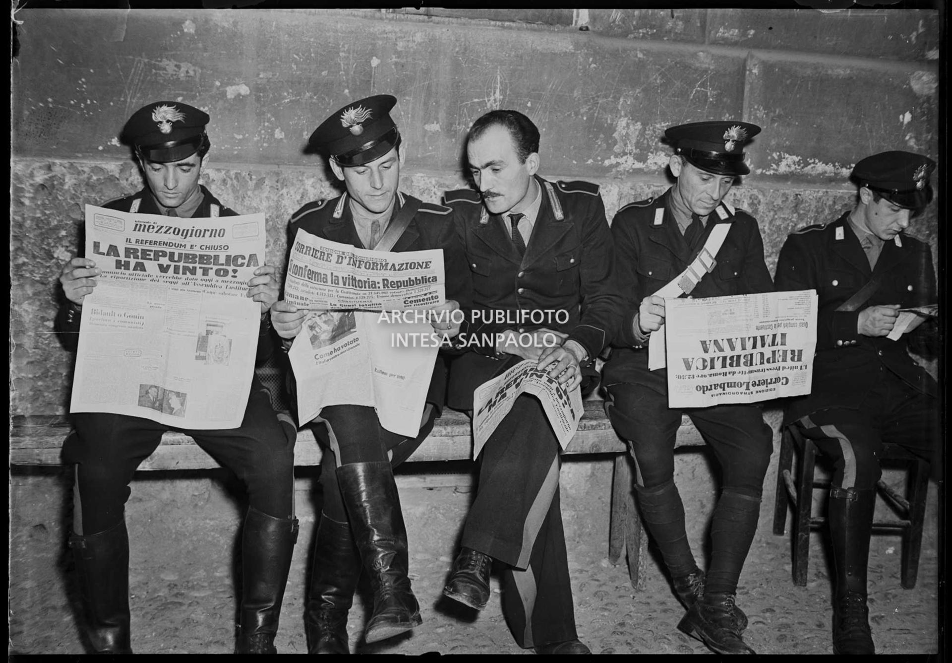 Carabinieri leggono i diversi quotidiani che annunciano la vittoria della Repubblica all'indomani del referendum