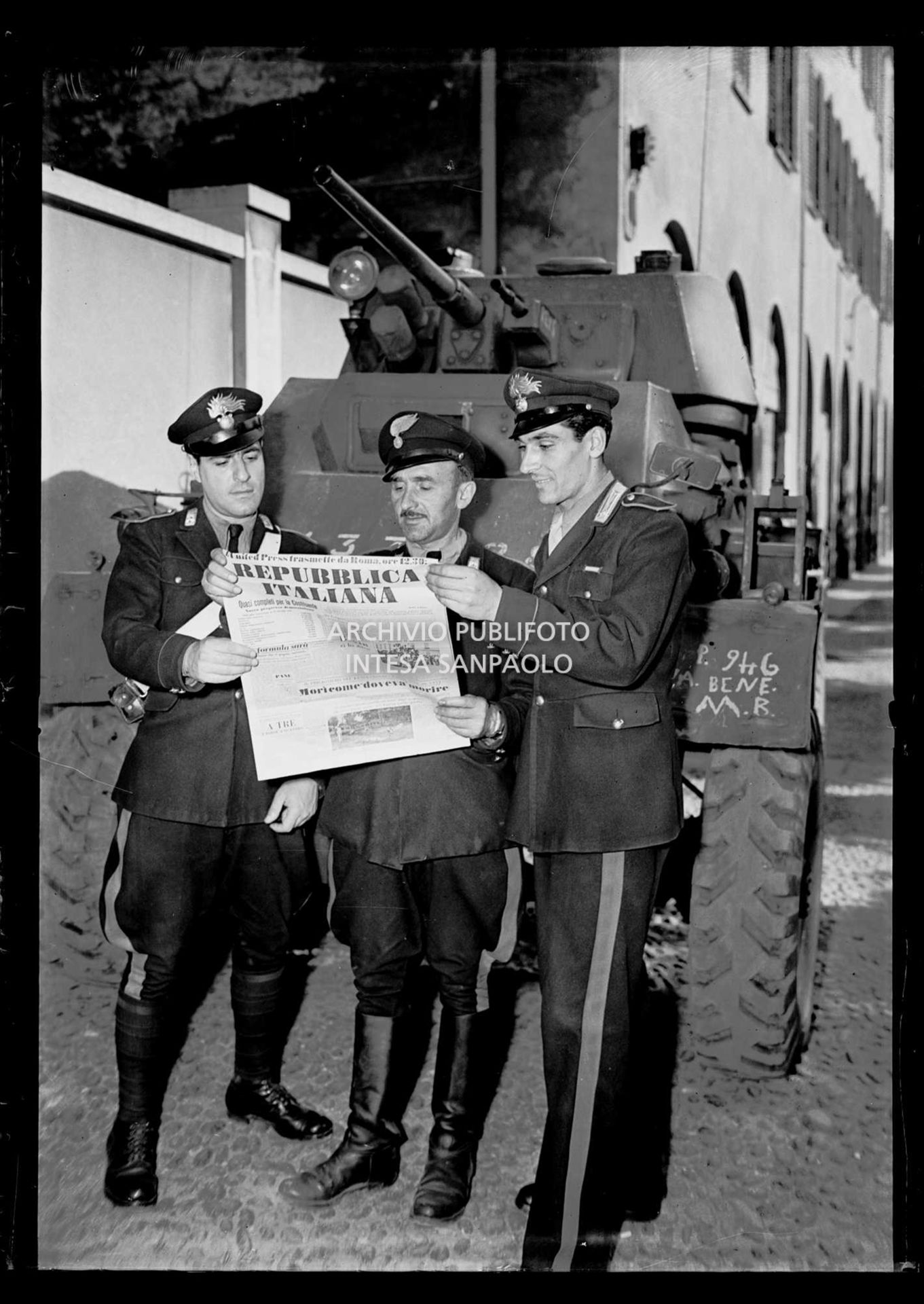 Carabinieri leggono l'edizione straordinaria del Corriere Lombardo che titola, all'indomani del referendum, "L'United Press trasmette da Roma ore 12.30: Repubblica Italiana"