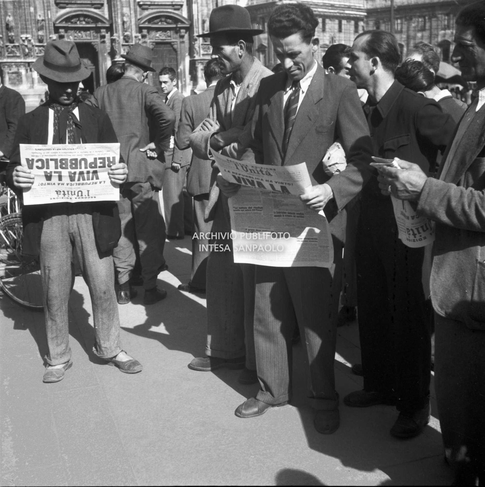 Folla in piazza del Duomo a Milano accorsa alla notizia della vittoria della Repubblica all'indomani del referendum; alcuni leggono la seconda edizione del quotidiano L'Unità che titola "La Repubblica ha vinto! Viva la Repubblica".