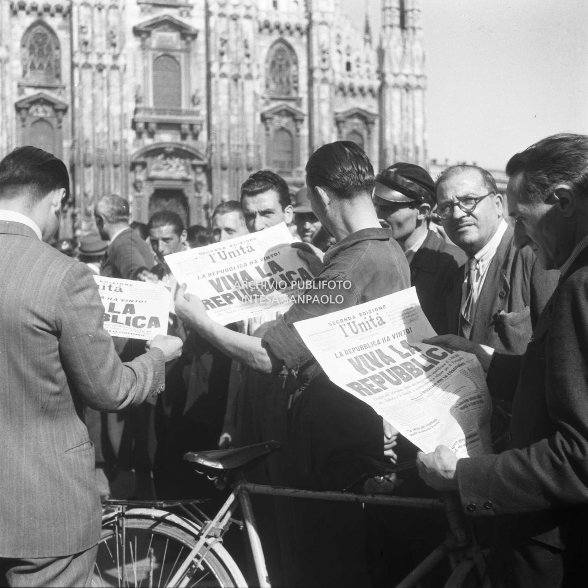 Folla in piazza del Duomo a Milano accorsa alla notizia della vittoria della Repubblica all'indomani del referendum; alcuni leggono la seconda edizione del quotidiano L'Unità che titola "La Repubblica ha vinto! Viva la Repubblica".
