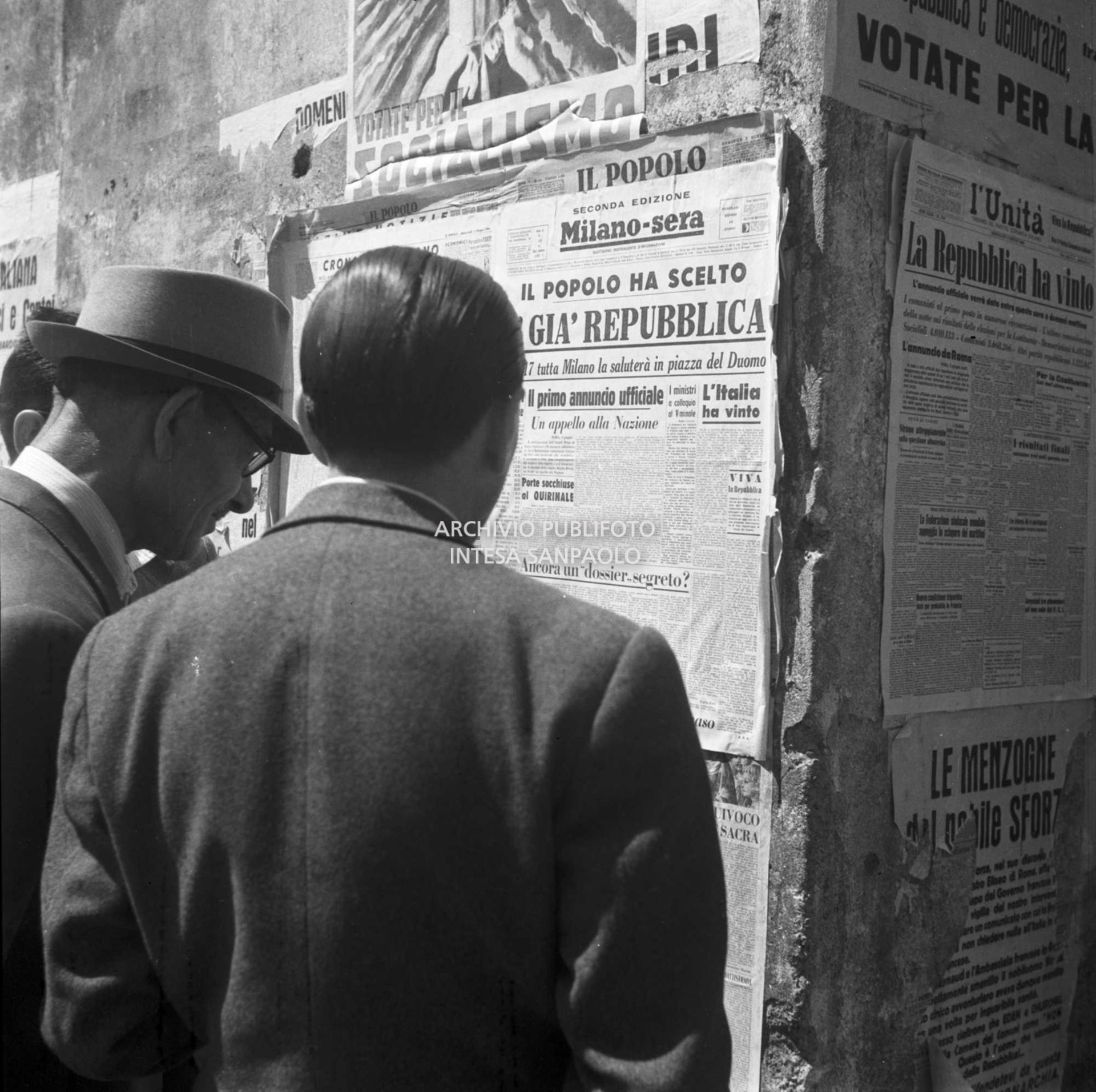Passanti per strada leggono le prime pagine dei quotidiani affisse al muro: Milano-Sera, "Il popolo ha scelto. È già Repubblica", l'Unità, "La Repubblica ha vinto"