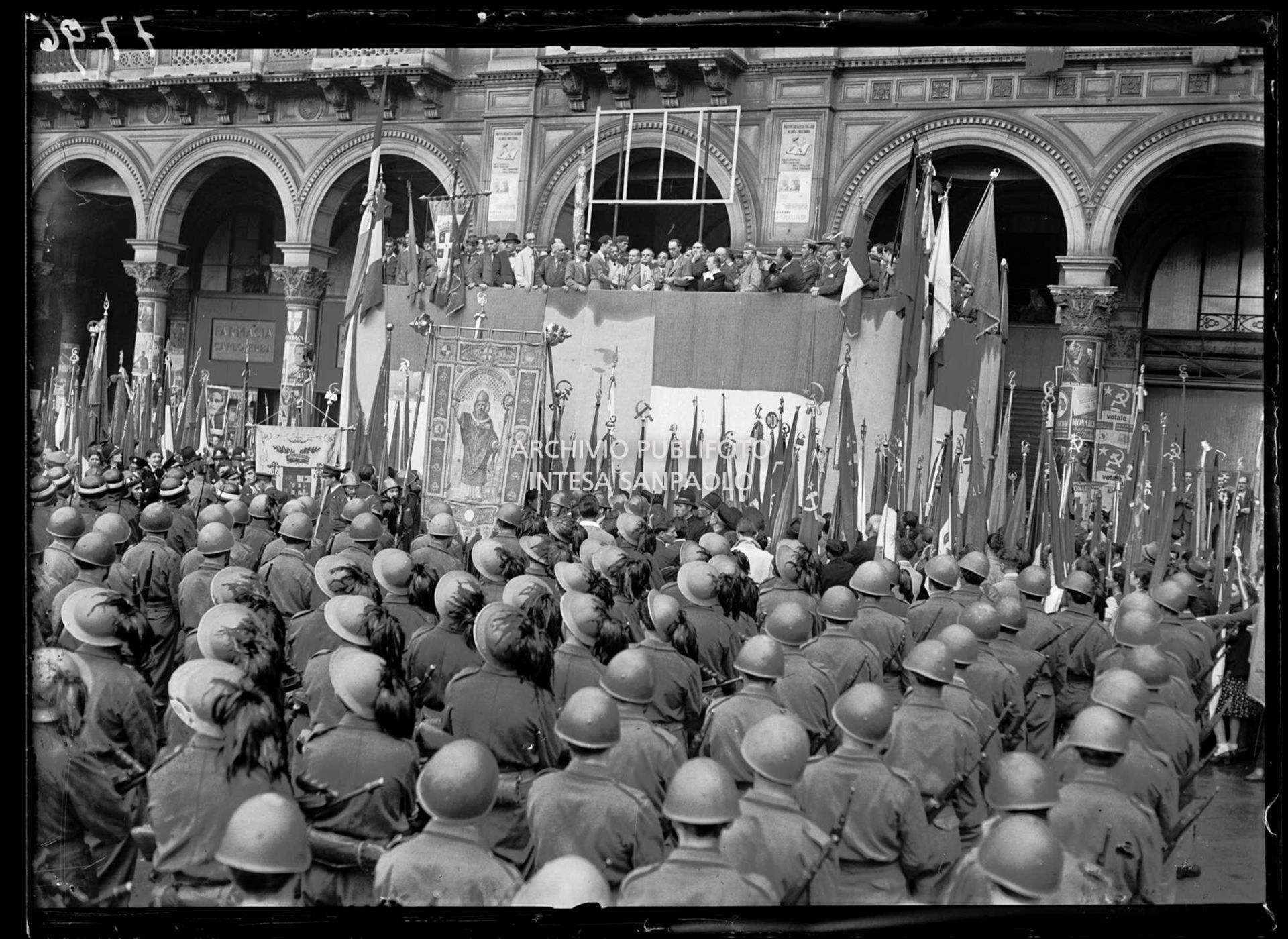Bersaglieri e militari sotto il palco degli oratori in piazza del Duomo a Milano alla manifestazione per la vittoria della Repubblica sancita dal referendum istituzionale