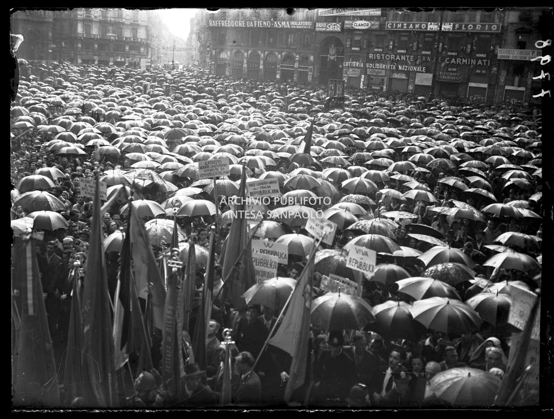 Folla con gli ombrelli in piazza del Duomo a Milano partecipa alla manifestazione per la vittoria della Repubblica sancita dal referendum istituzionale