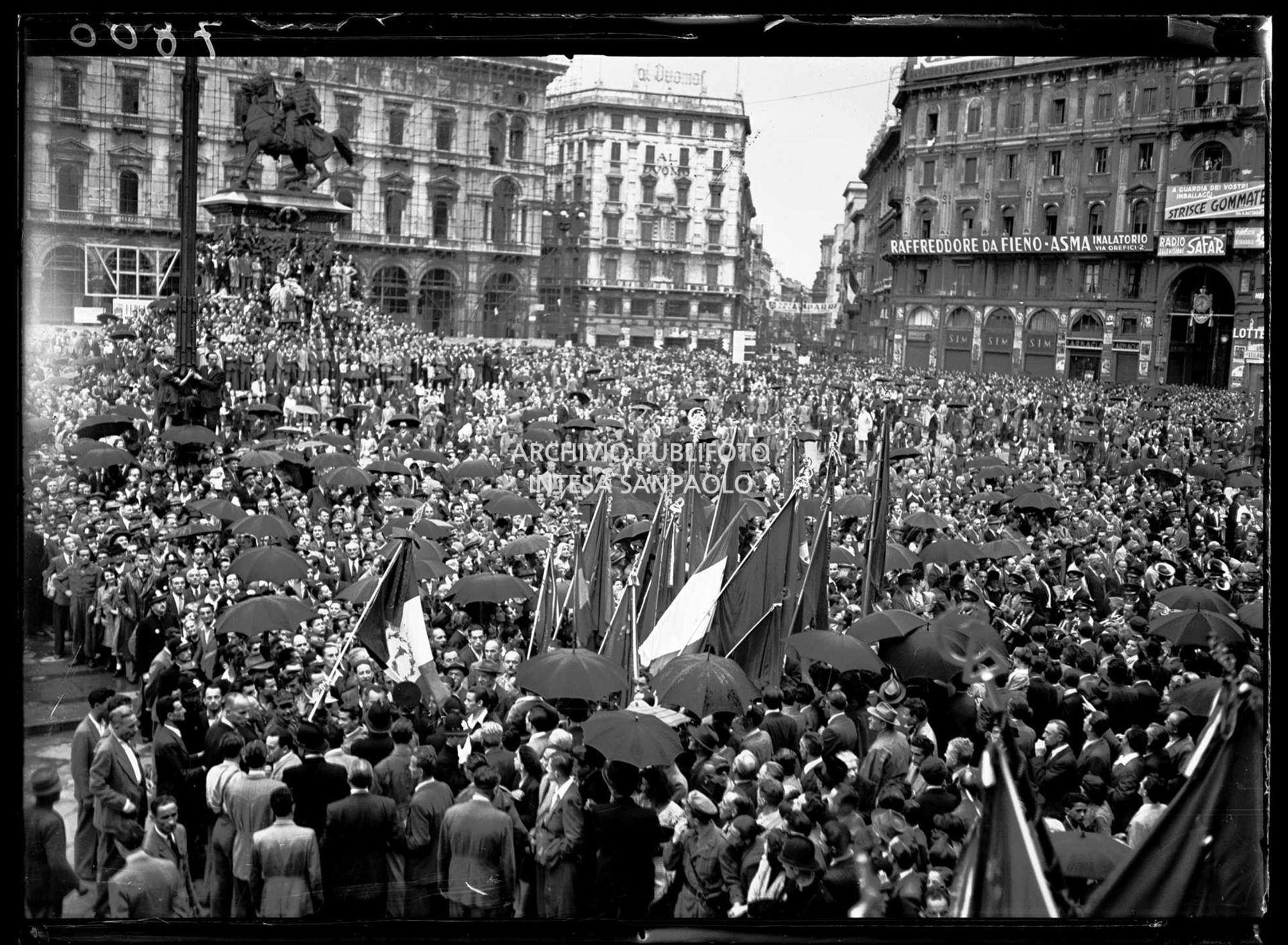 Piazza del Duomo a Milano straripante di persone alla manifestazione per la vittoria della Repubblica sancita dal referendum istituzionale