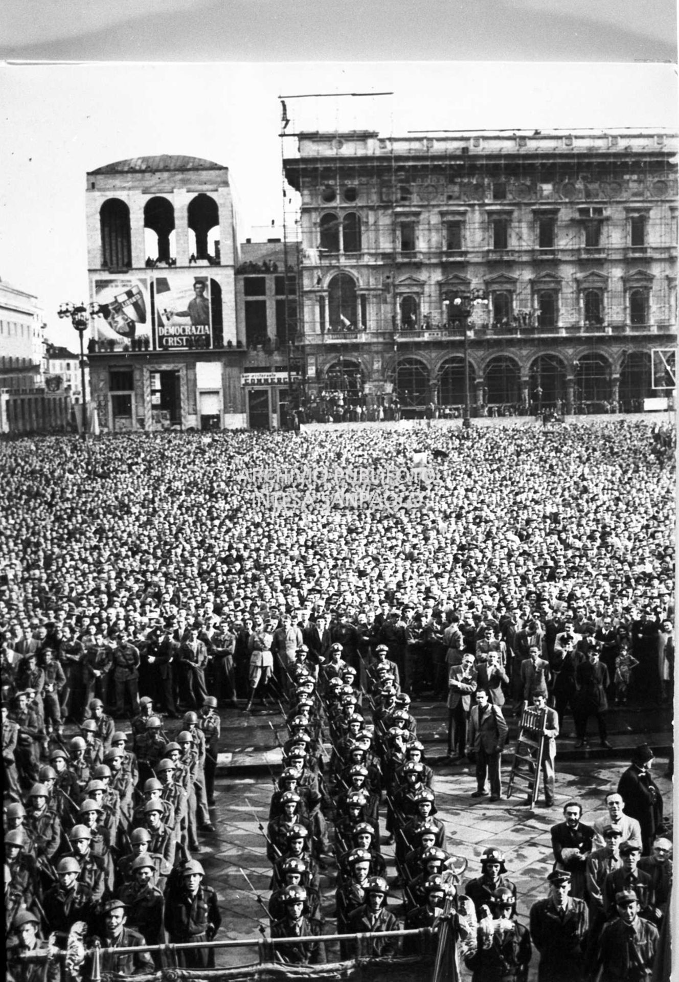 Piazza del Duomo a Milano straripante di persone che partecipano alla manifestazione per la vittoria della Repubblica sancita dal referendum istituzionale