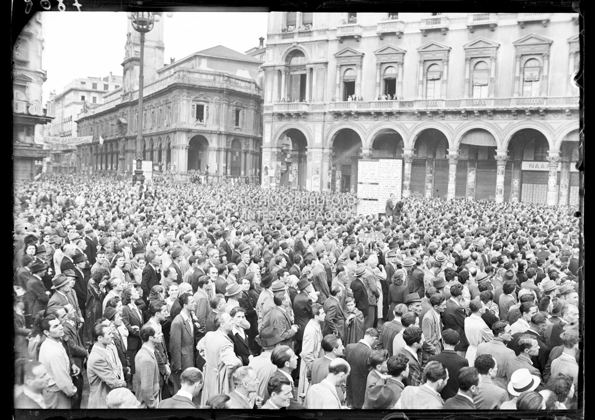 Piazza del Duomo a Milano straripante di persone alla manifestazione per la vittoria della Repubblica sancita dal referendum istituzionale