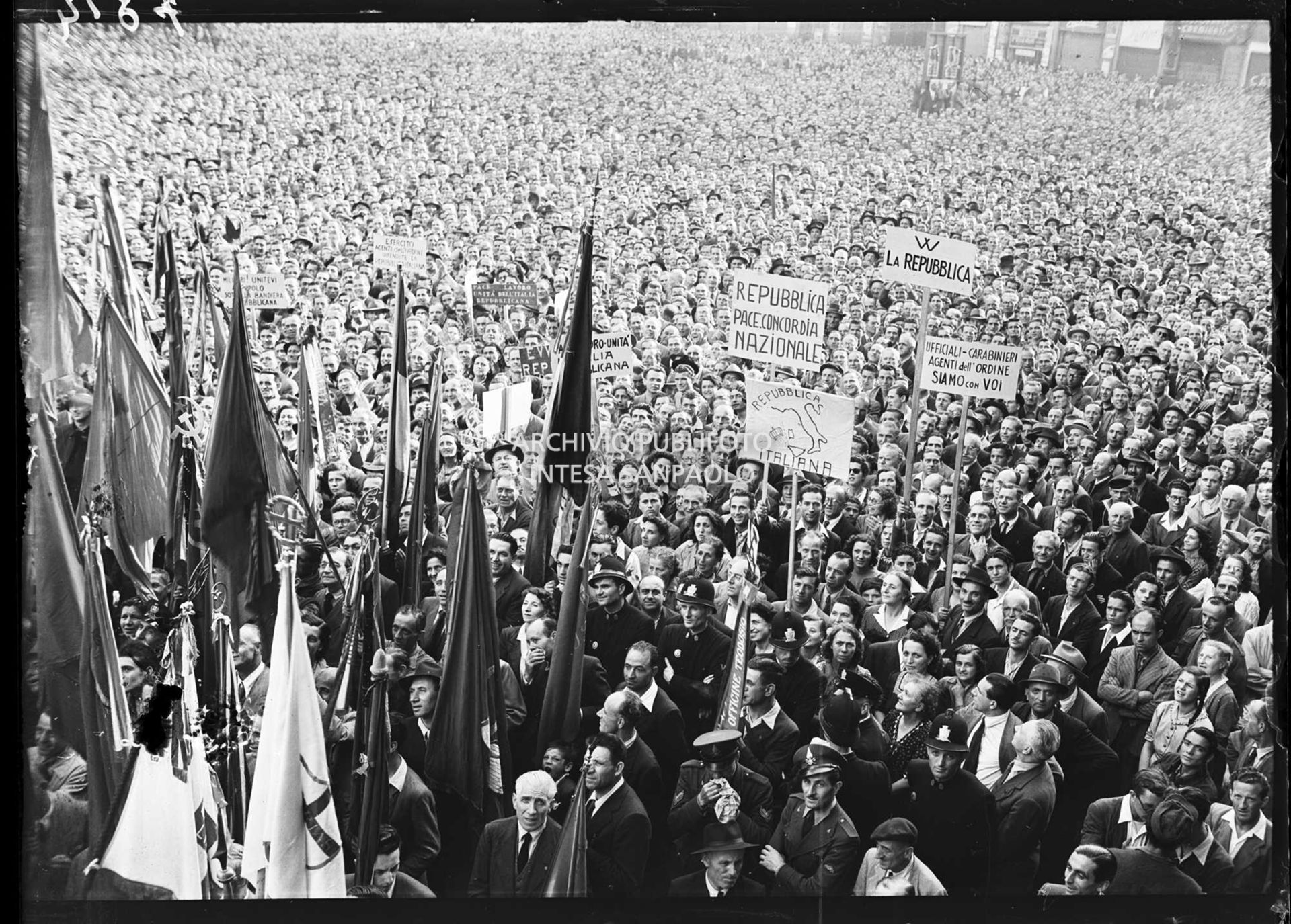 Folla in piazza del Duomo a Milano partecipa alla manifestazione per la vittoria della Repubblica sancita dal referendum istituzionale