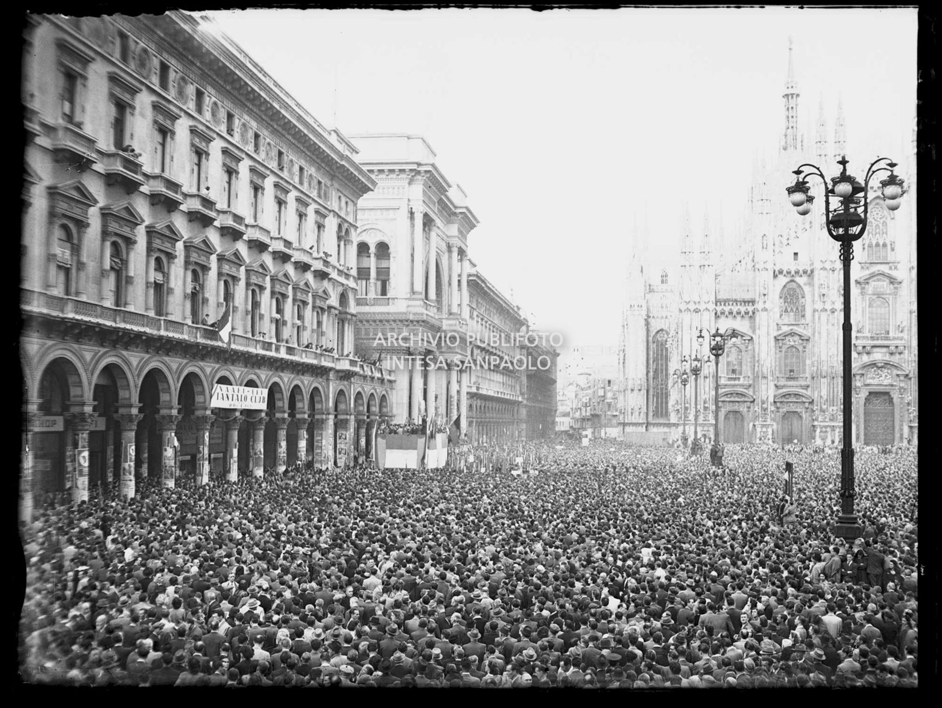 Scorcio di piazza del Duomo a Milano gremita di folla che partecipa alla manifestazione per la vittoria della Repubblica sancita dal referendum istituzionale