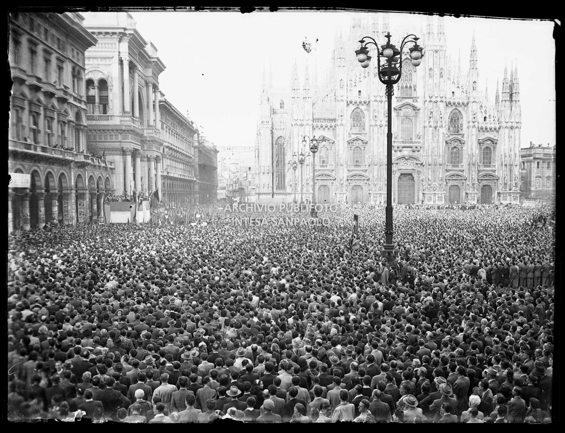 Piazza del Duomo a Milano straripante di persone alla manifestazione per la vittoria della Repubblica sancita dal referendum istituzionale
