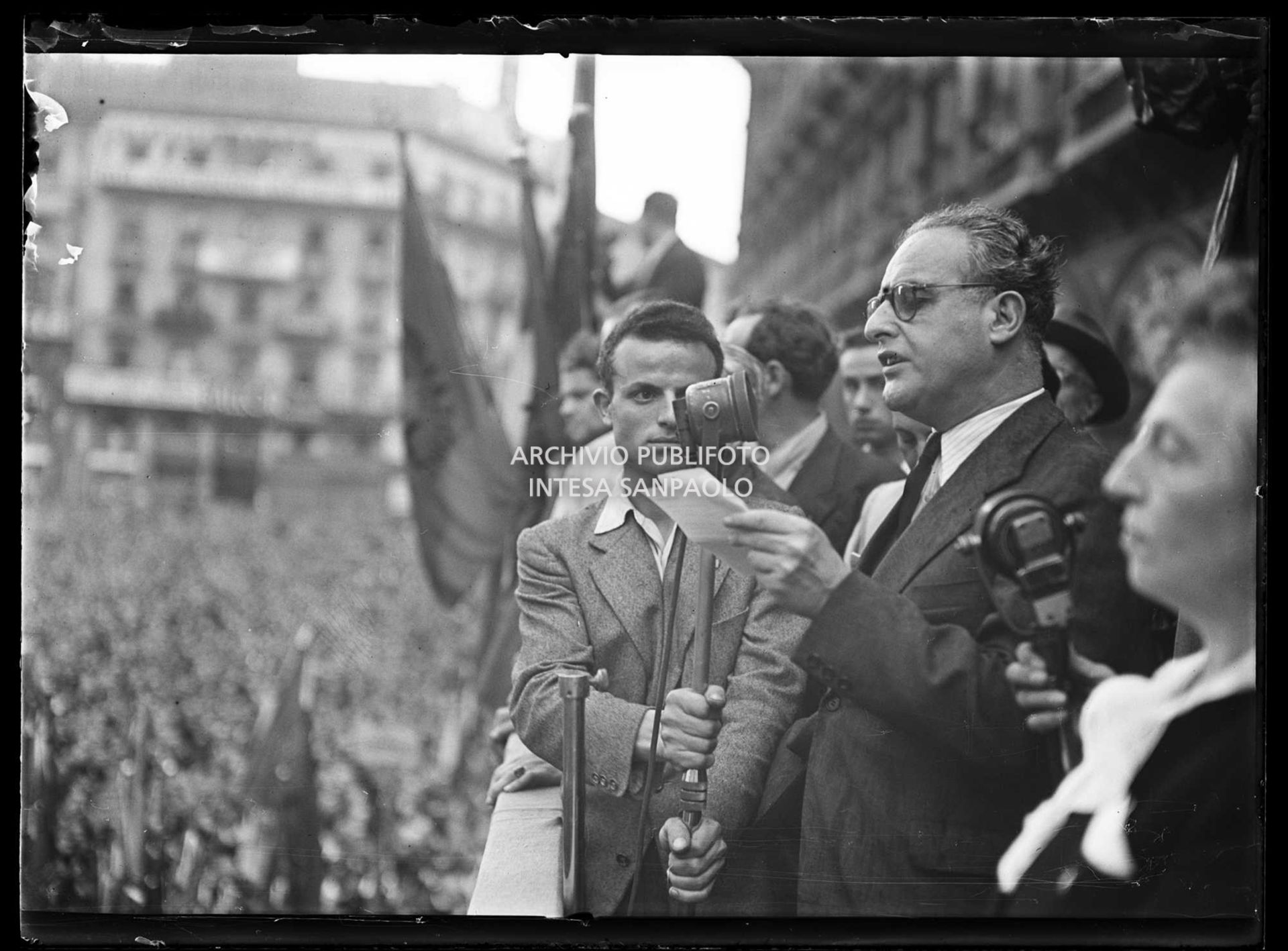 Antonio Greppi, sindaco di Milano, parla in piazza del Duomo a Milano straripante di persone in occasione delle celebrazioni per la vittoria della Repubblica sancita dal referendum istituzionale
