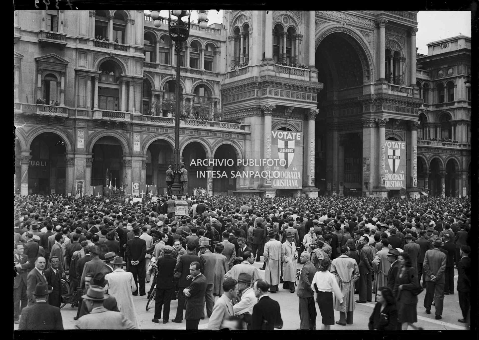 Folla in piazza del Duomo per ascoltare l'intervento del sindaco di Milano Antonio Greppi in occasione della manifestazione di commemorazione dei caduti di tutte le guerre