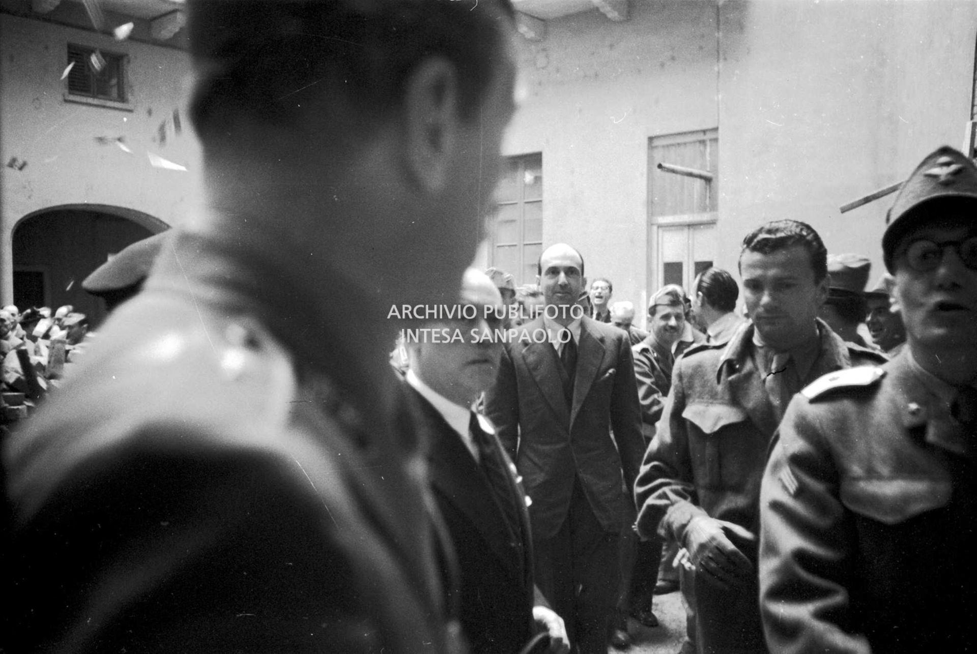 Umberto II in visita a Milano viene accolto dai suoi sostenitori nel cortile di Palazzo Reale il giorno prima del referendum istituzionale "monarchia-repubblica"