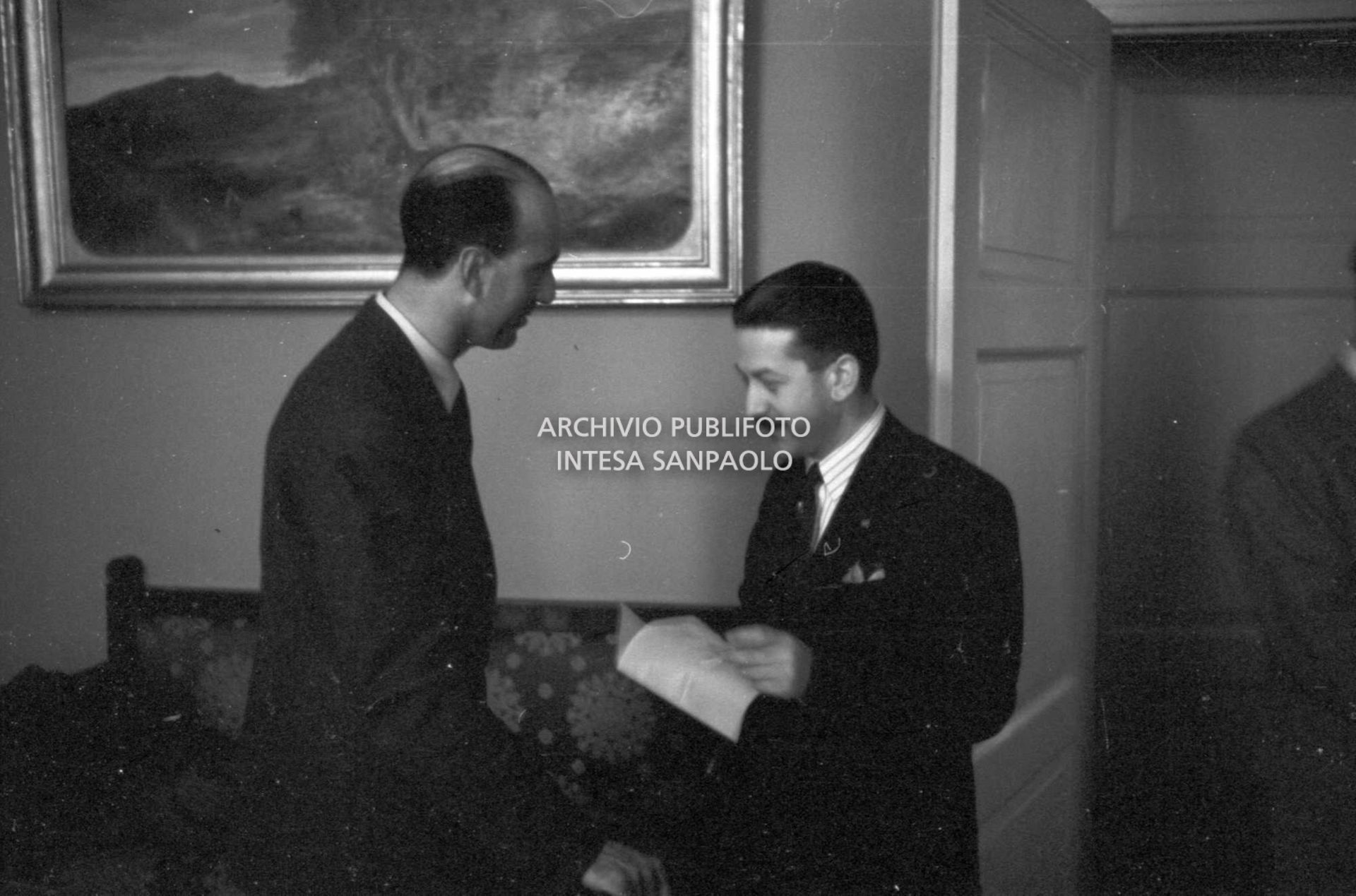 Umberto II in visita a Milano viene intervistato da un giornalista dell'International News Service a Palazzo Reale il giorno prima del referendum istituzionale "monarchia-repubblica"