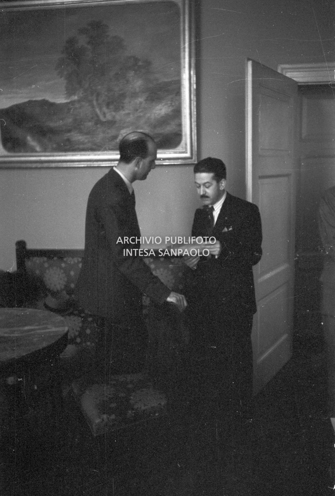 Umberto II in visita a Milano viene intervistato da un giornalista dell'International News Service a Palazzo Reale il giorno prima del referendum istituzionale "monarchia-repubblica"