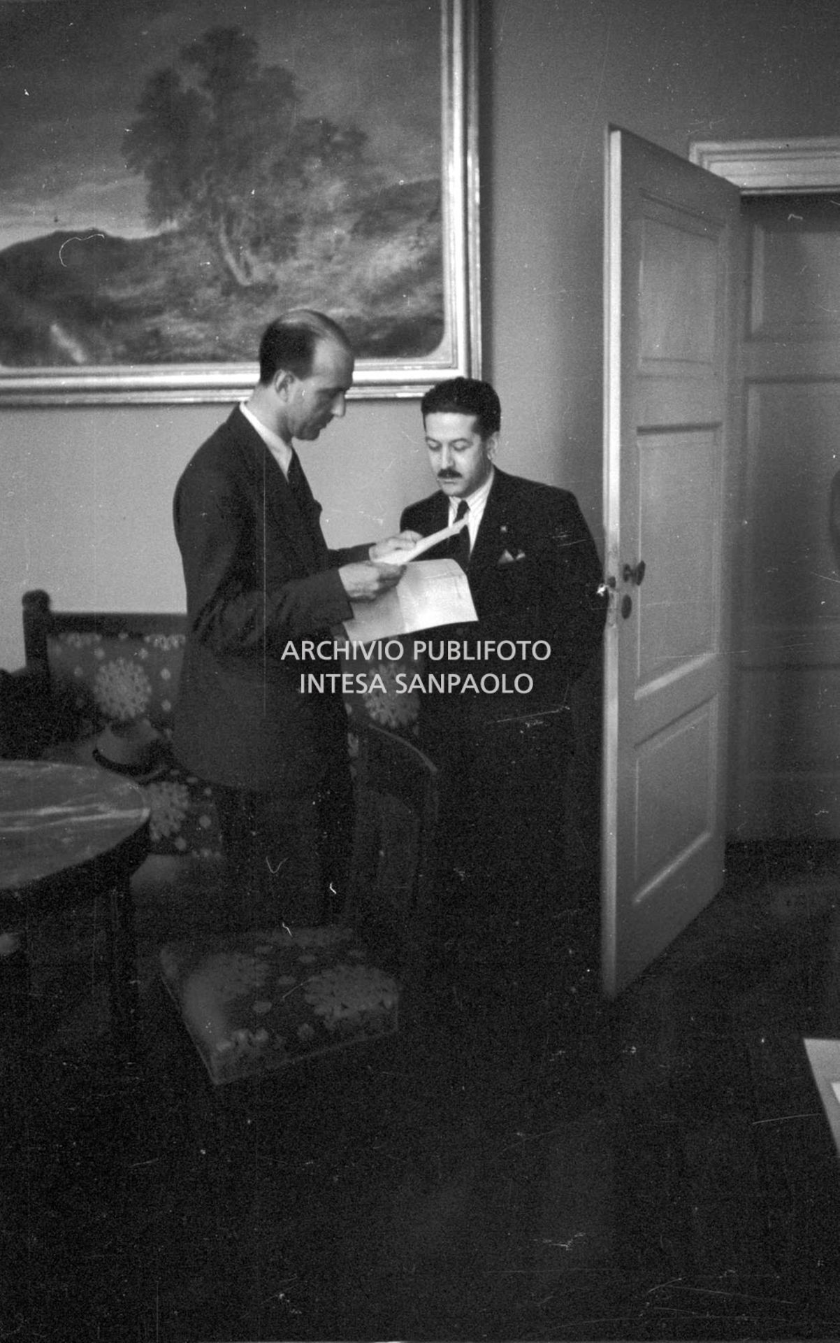 Umberto II in visita a Milano viene intervistato da un giornalista dell'International News Service a Palazzo Reale il giorno prima del referendum istituzionale "monarchia-repubblica"