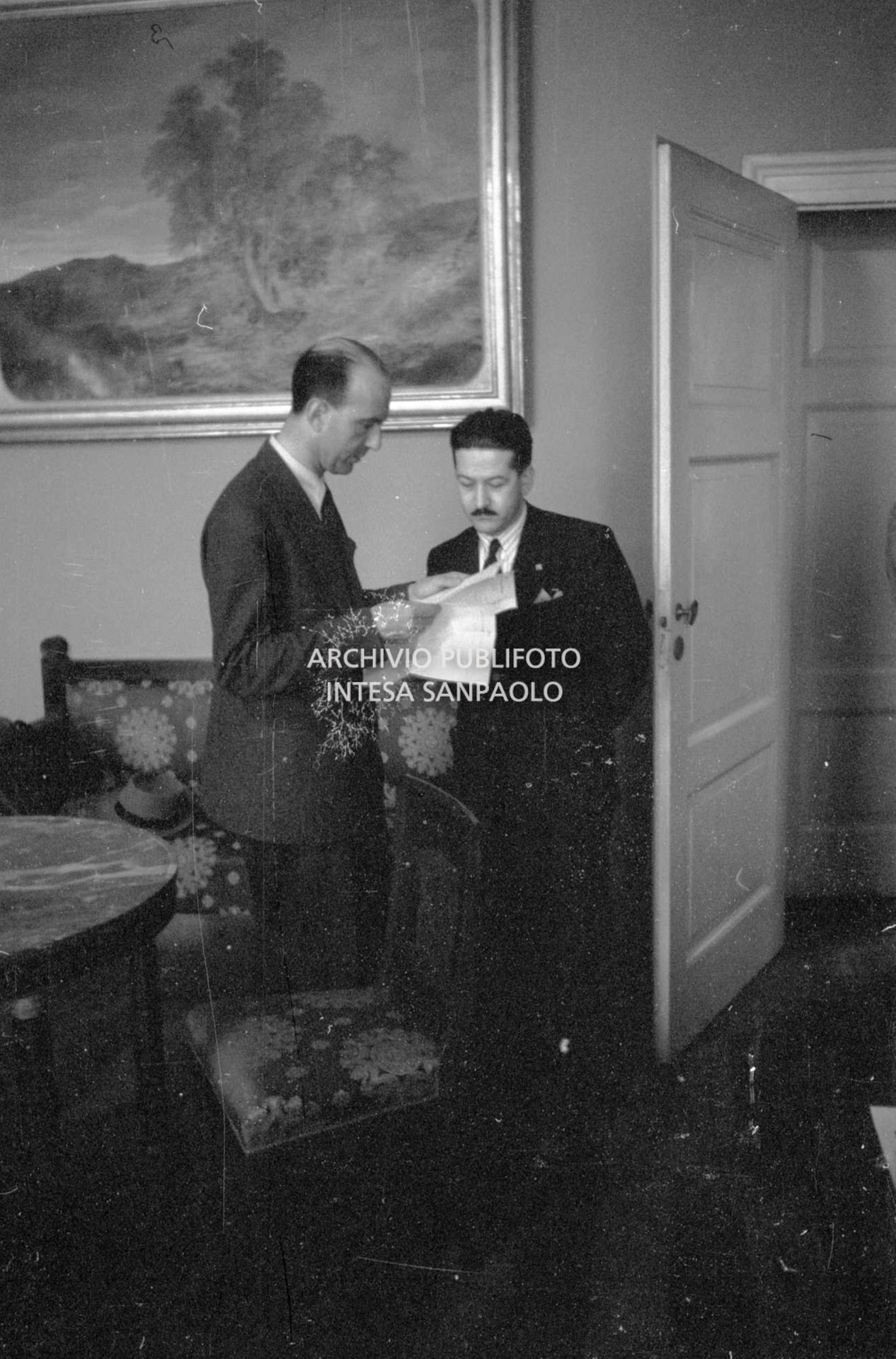Umberto II in visita a Milano viene intervistato da un giornalista dell'International News Service a Palazzo Reale il giorno prima del referendum istituzionale "monarchia-repubblica"