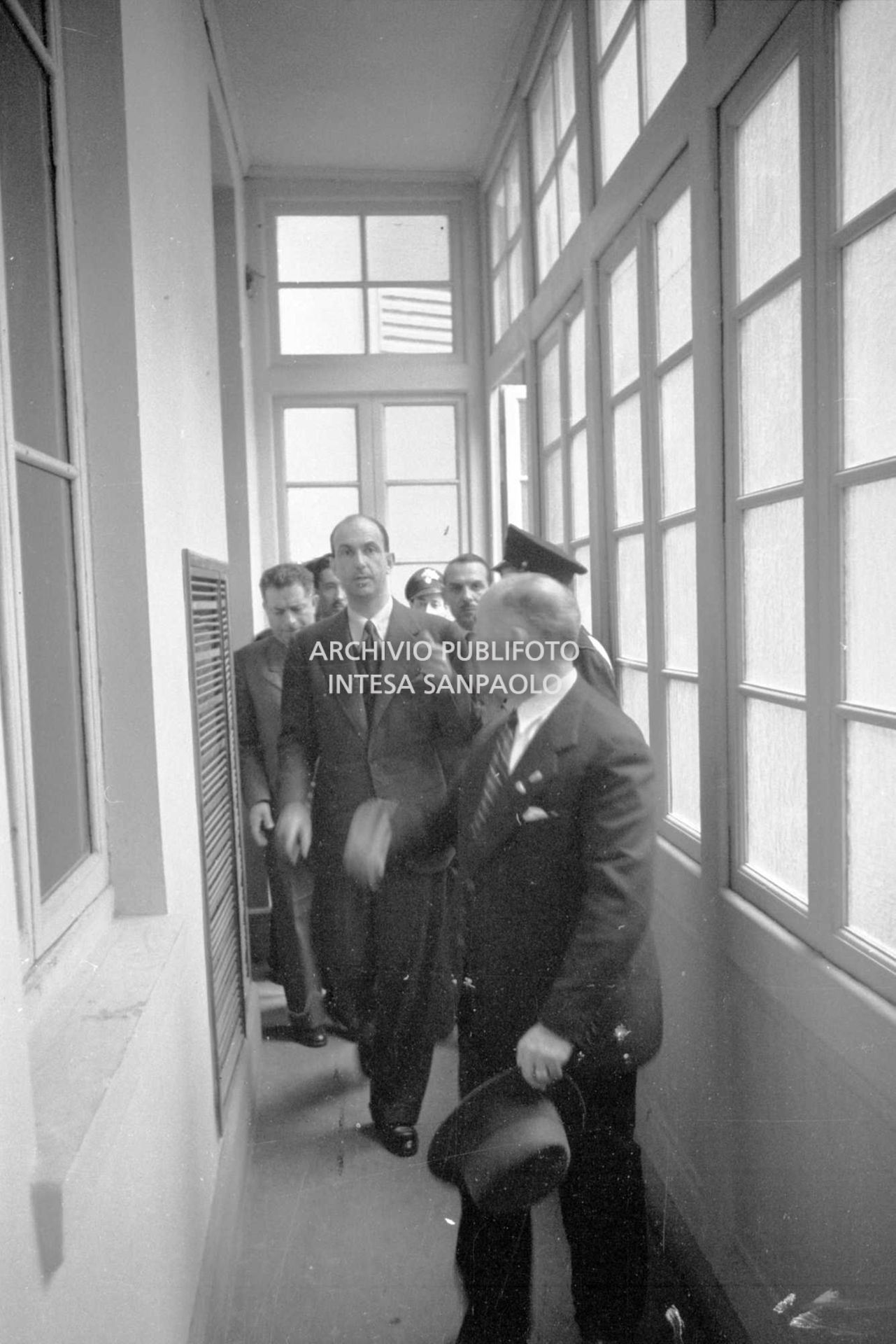 Umberto II nei corridoi di Palazzo Reale durante la sua visita a Milano il giorno prima del referendum istituzionale "monarchia-repubblica"