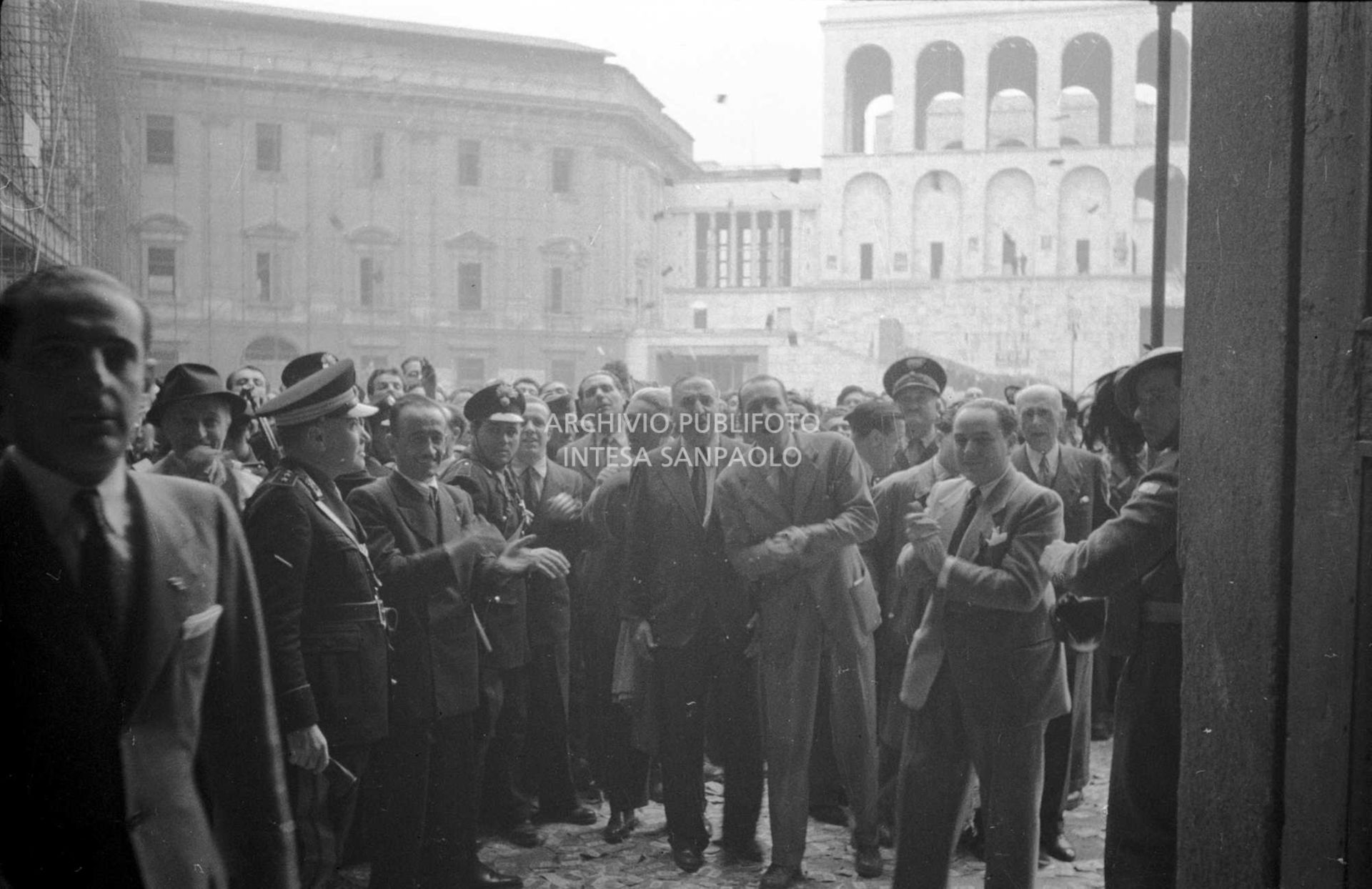 Folla attende, davanti a Palazzo Reale, Umberto II in visita a Milano il giorno prima del referendum istituzionale "monarchia-repubblica"