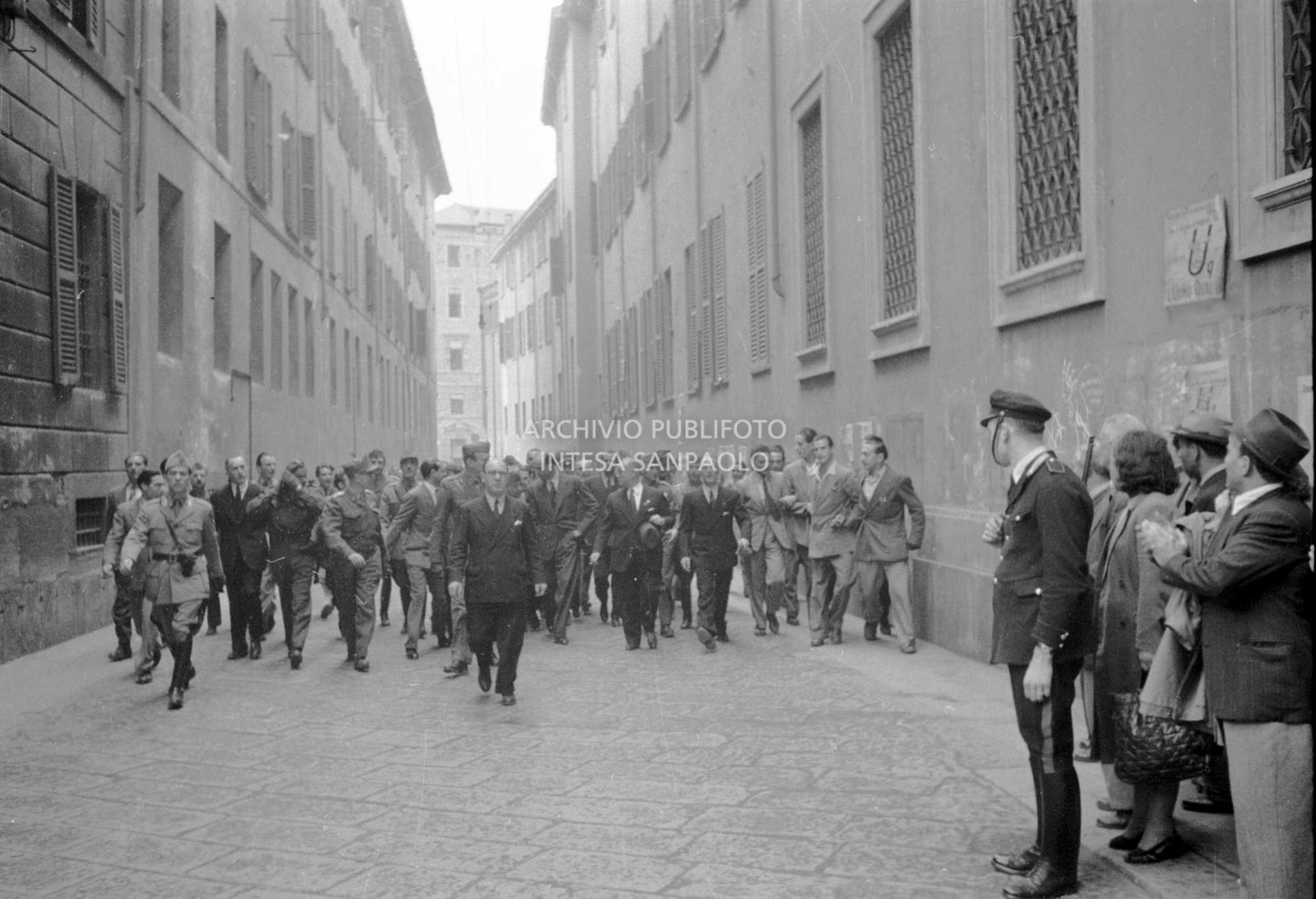 Umberto II, in visita a Milano, si avvia verso il Duomo accompagnato da una piccola folla
