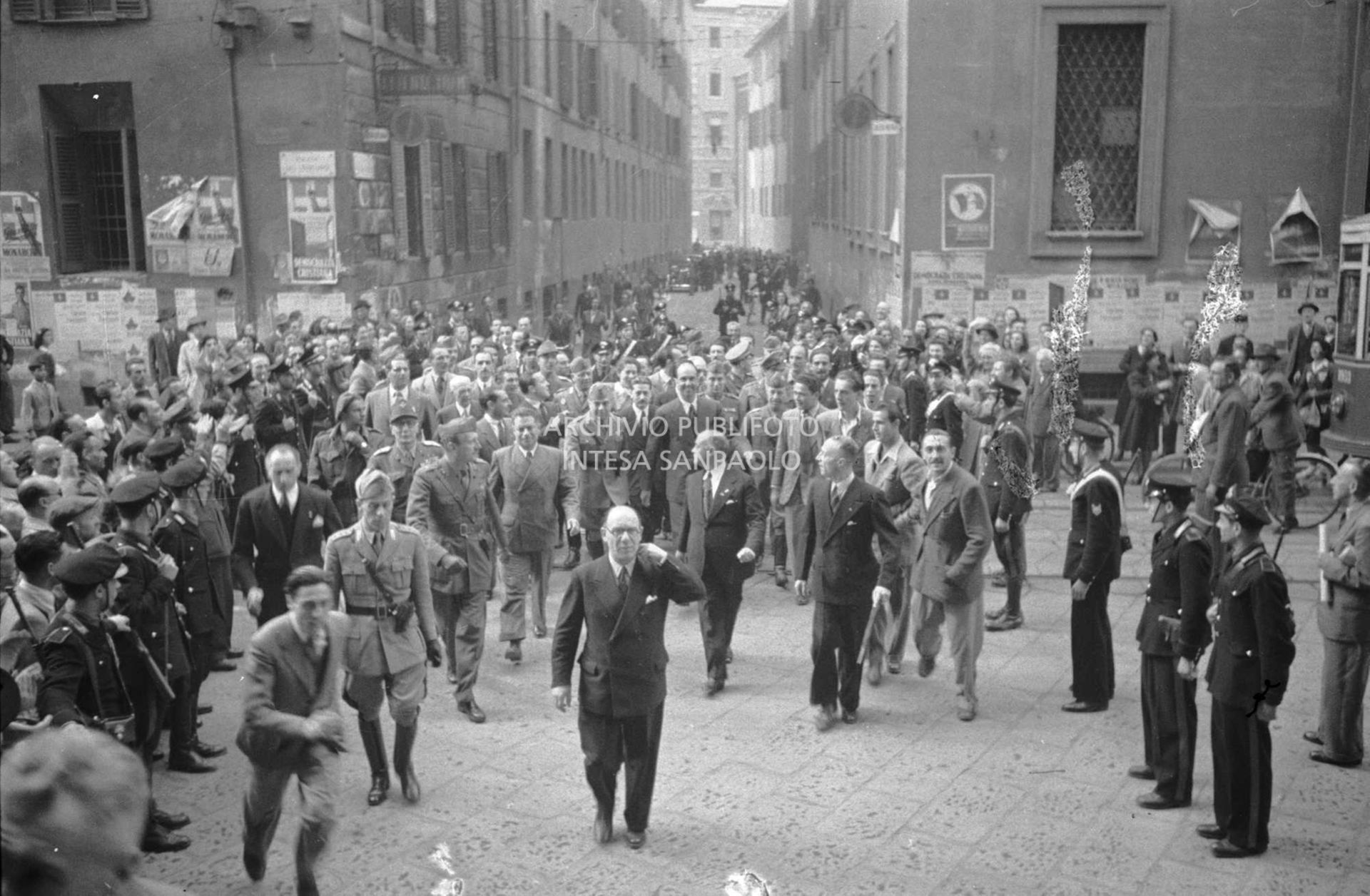 Umberto II, in visita a Milano, si avvia verso il Duomo accompagnato da una piccola folla