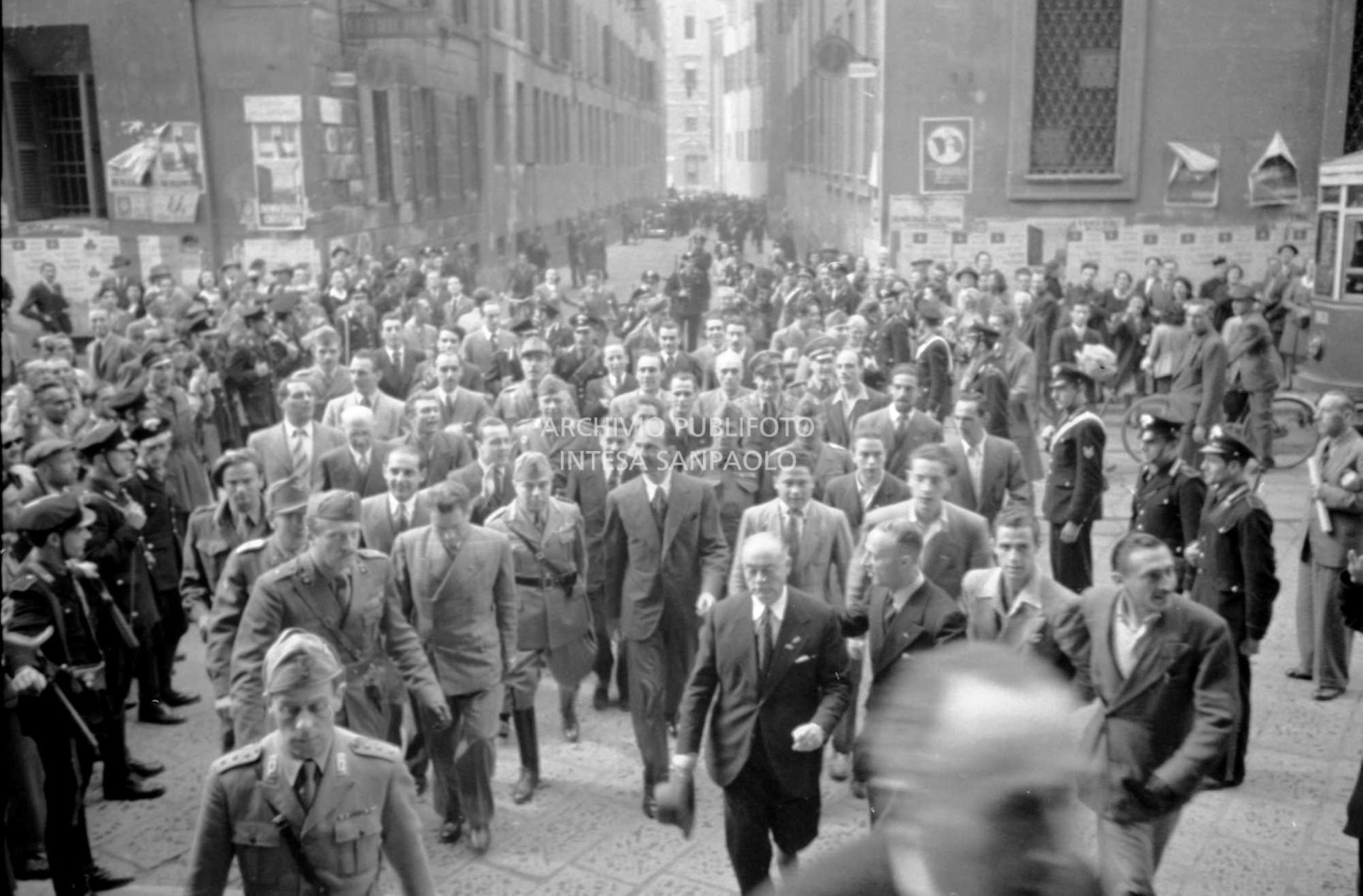Umberto II, in visita a Milano, si avvia verso il Duomo accompagnato da una piccola folla