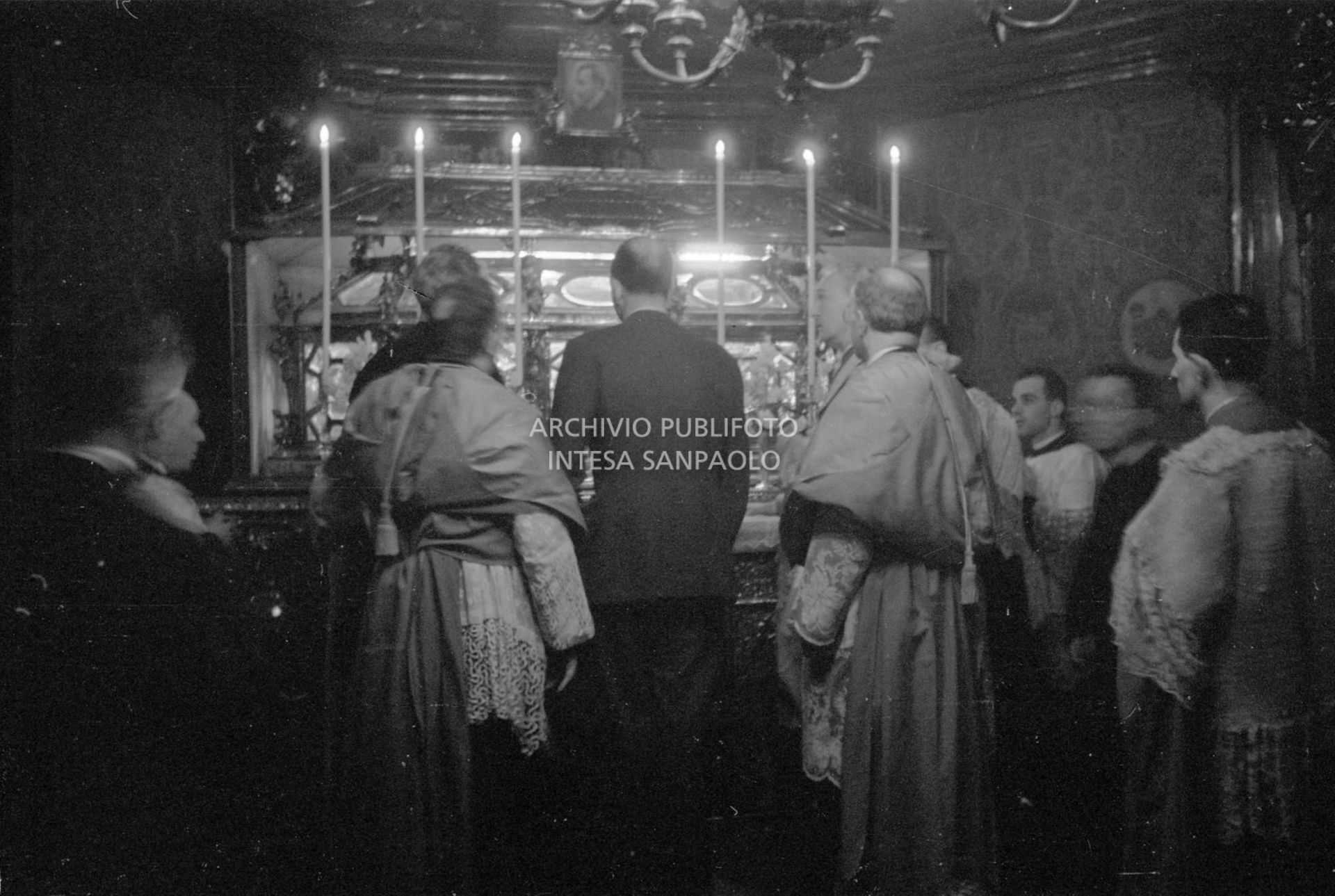 Umberto II davanti alla cripta di S. Ambrogio nel Duomo di Milano