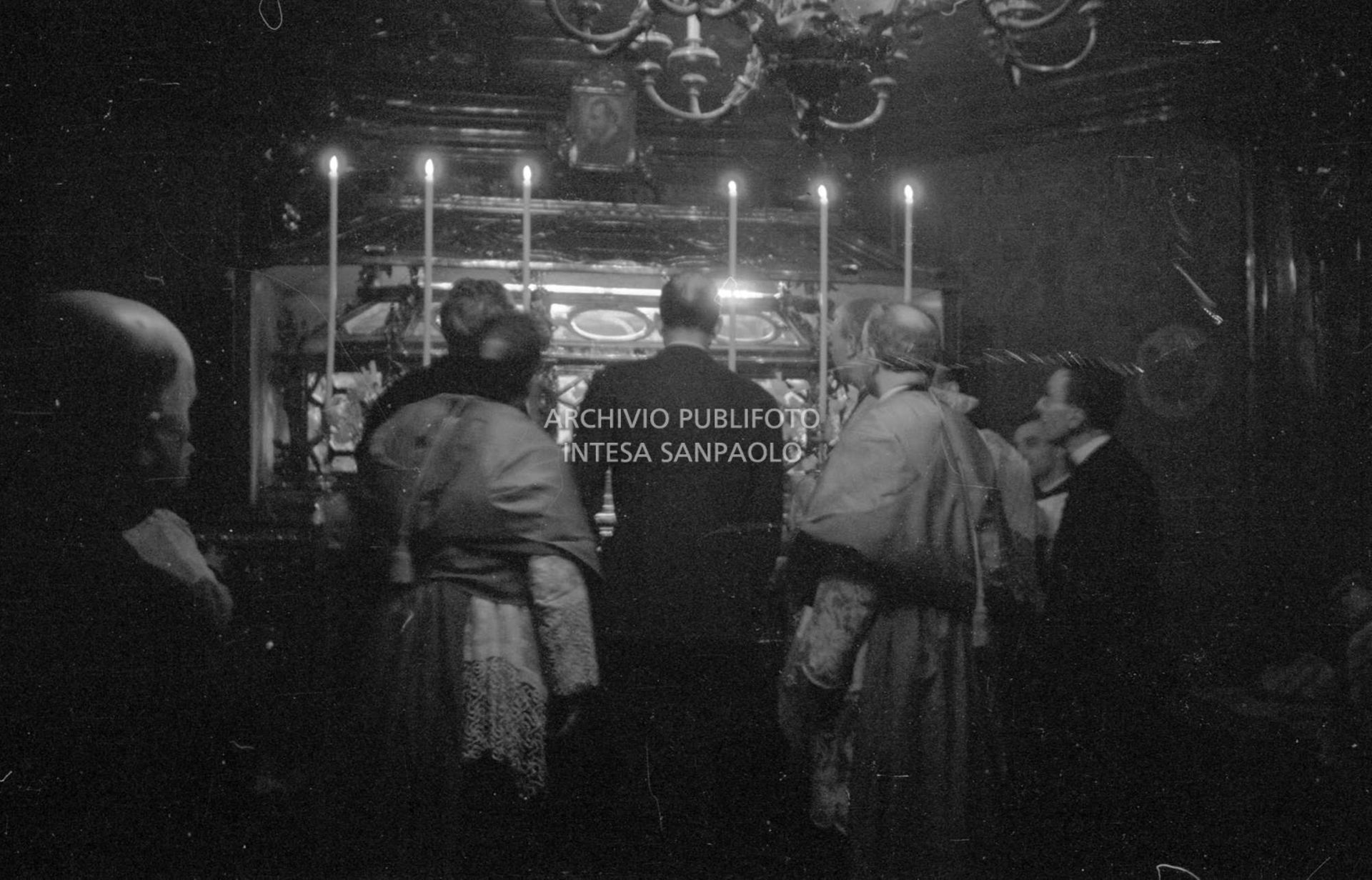 Umberto II davanti alla cripta di S. Ambrogio nel Duomo di Milano