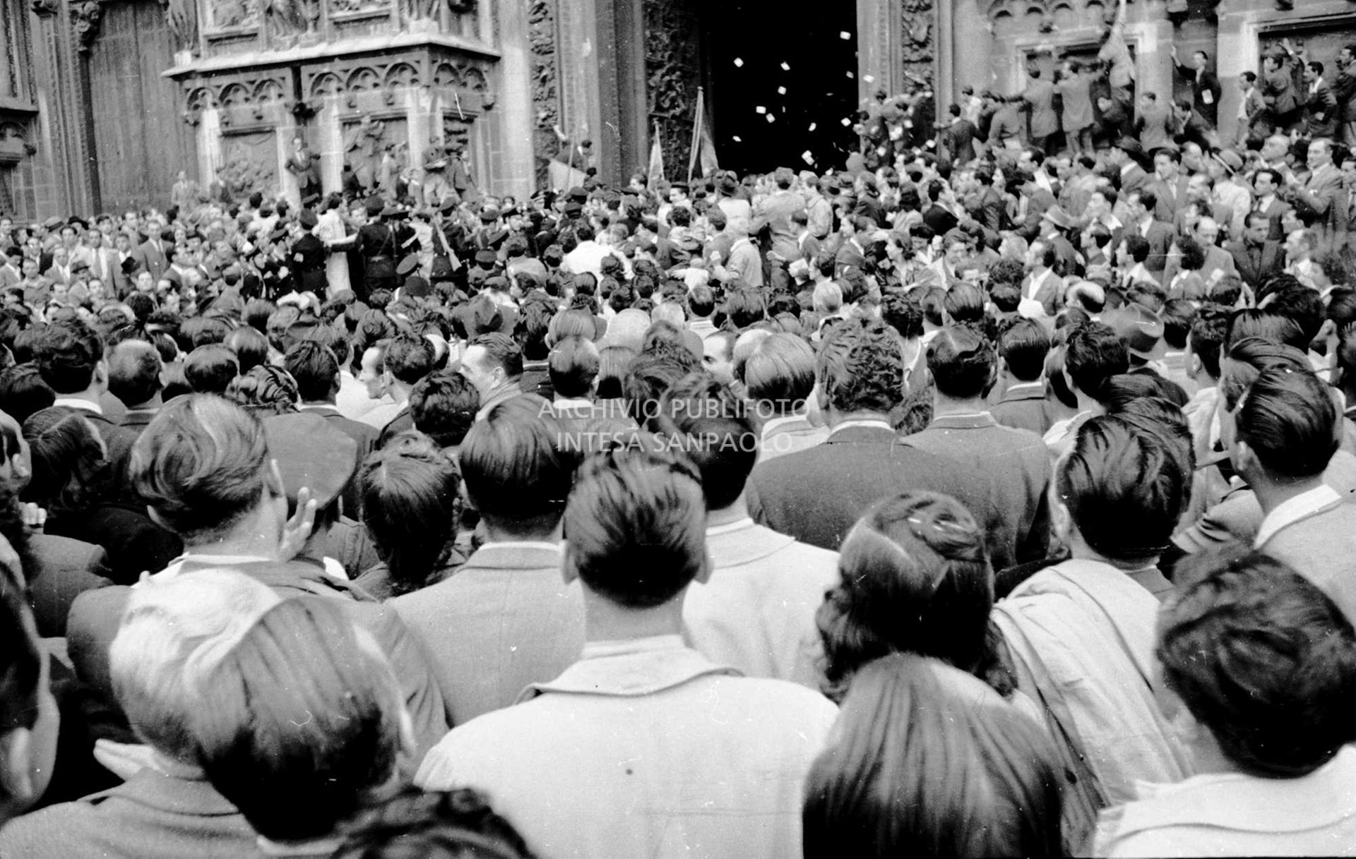 Folla di sostenitori della monarchia, sul sagrato del Duomo di Milano, applaude Umberto II che è in all'interno della cattedrale