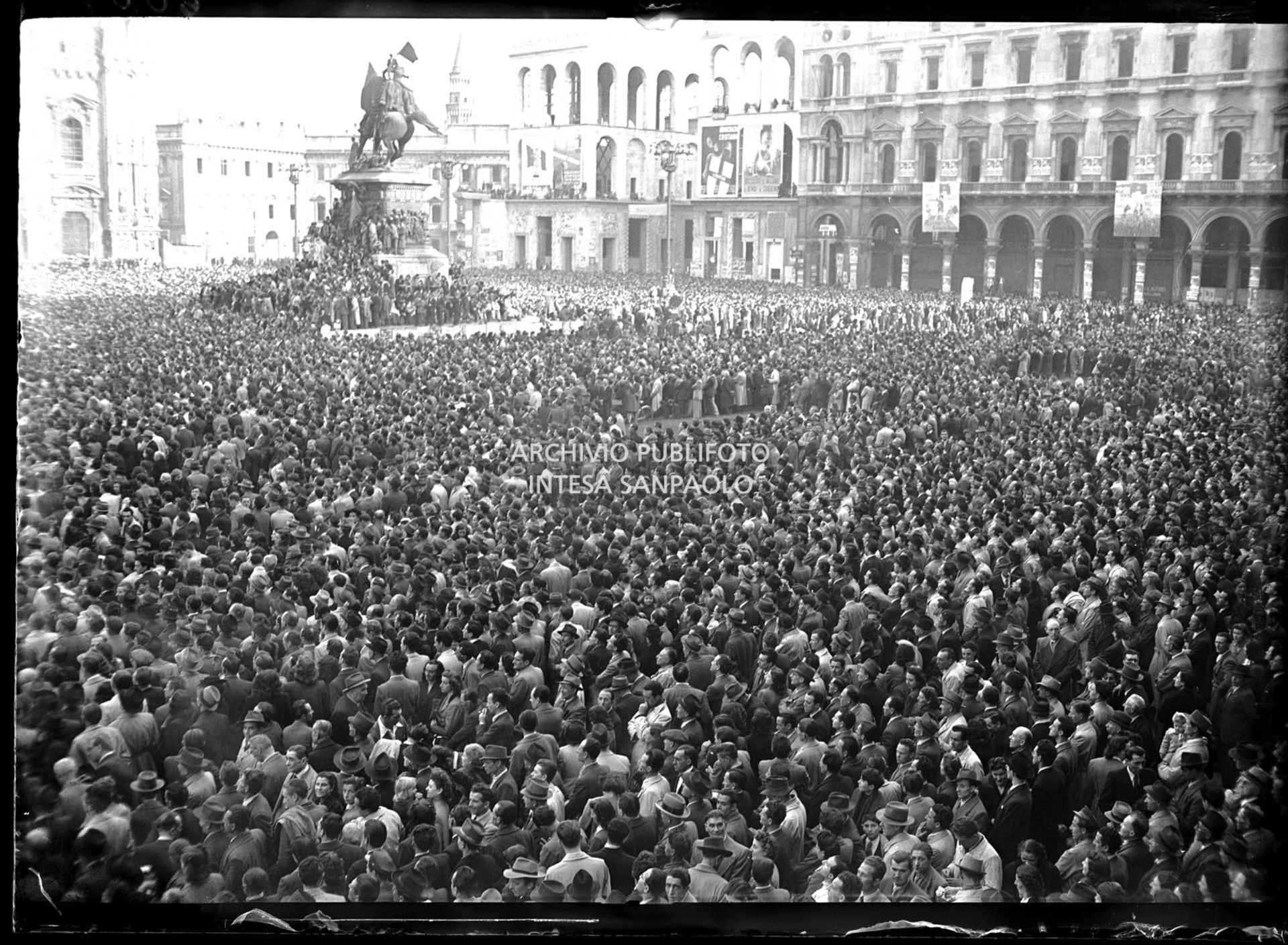 Piazza del Duomo a Milano straripante folla accorsa per ascoltare il comizio di Palmiro Togliatti, segretario generale del Partito comunista italiano