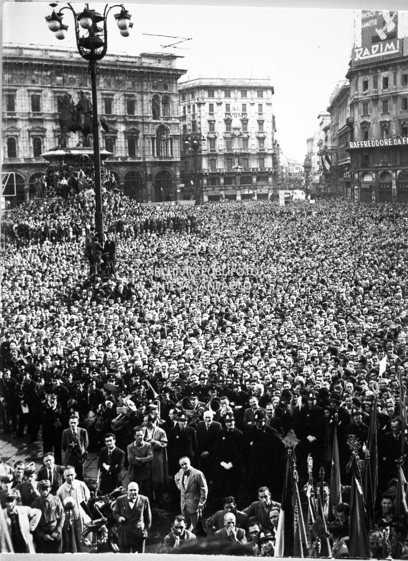 Piazza del Duomo a Milano straripante di persone che partecipano alla manifestazione per la vittoria della Repubblica sancita dal referendum istituzionale