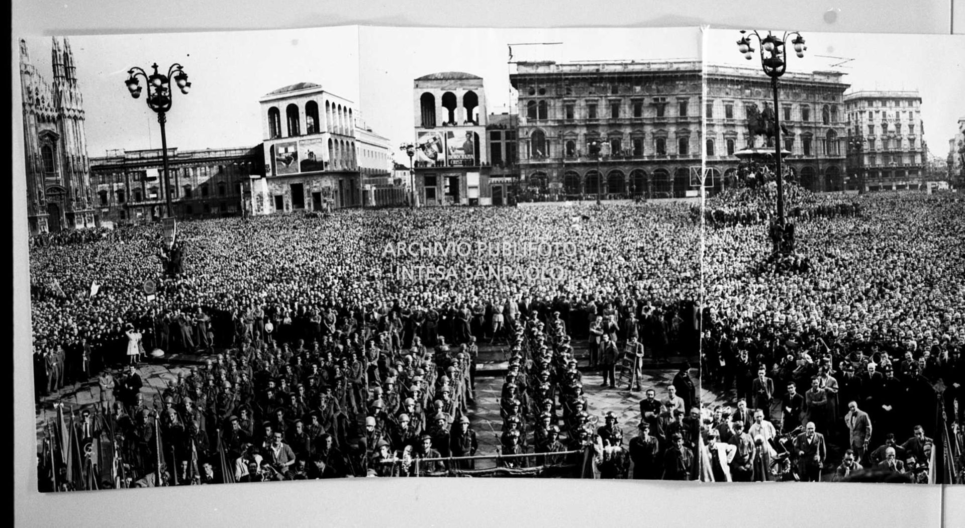 Piazza del Duomo a Milano straripante di persone che partecipano alla manifestazione per la vittoria della Repubblica sancita dal referendum istituzionale