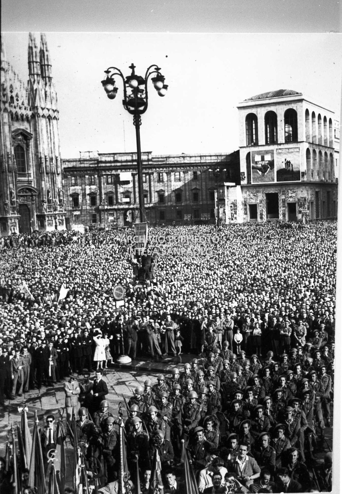 Piazza del Duomo a Milano straripante di persone che partecipano alla manifestazione per la vittoria della Repubblica sancita dal referendum istituzionale
